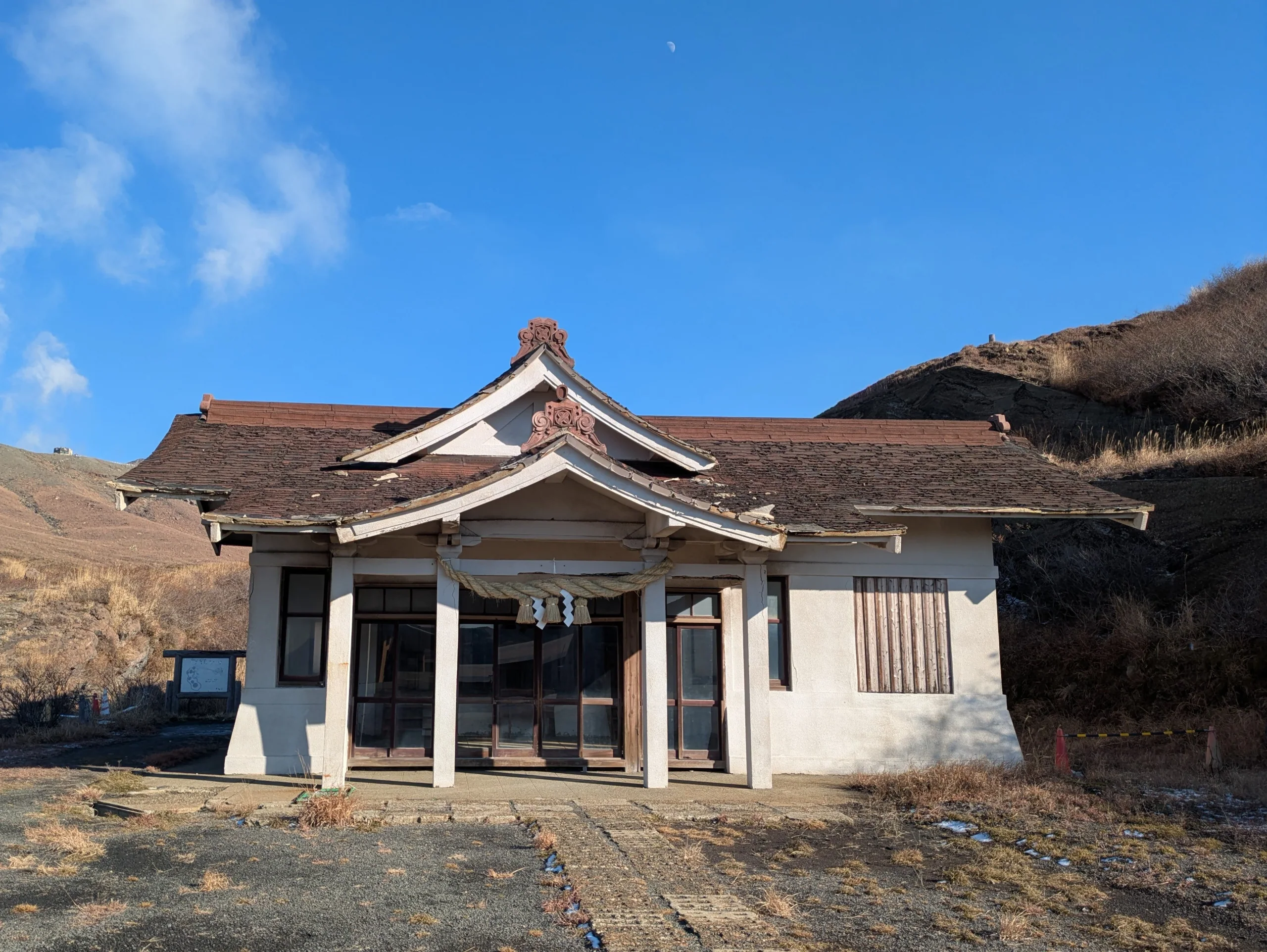 阿蘇山上廣場旁的山上神社與火山坡地