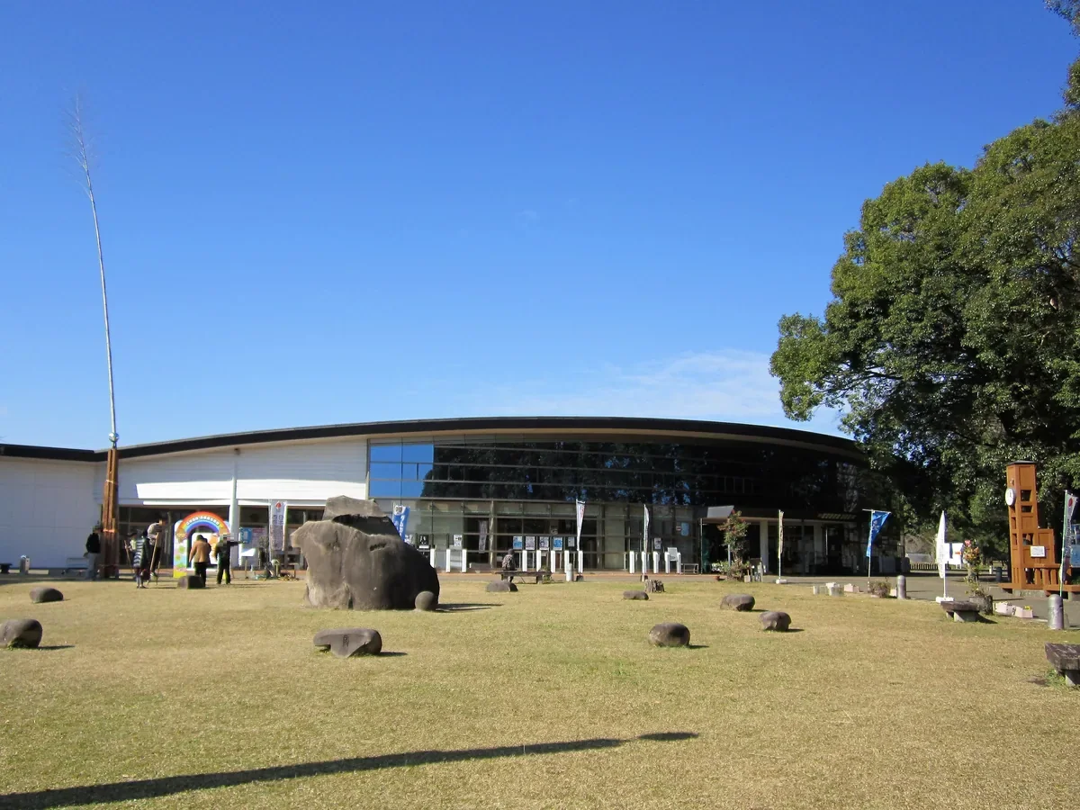 西都原古墳群入口一帶的這個花館導覽中心建築，活動免費停車區設於館前