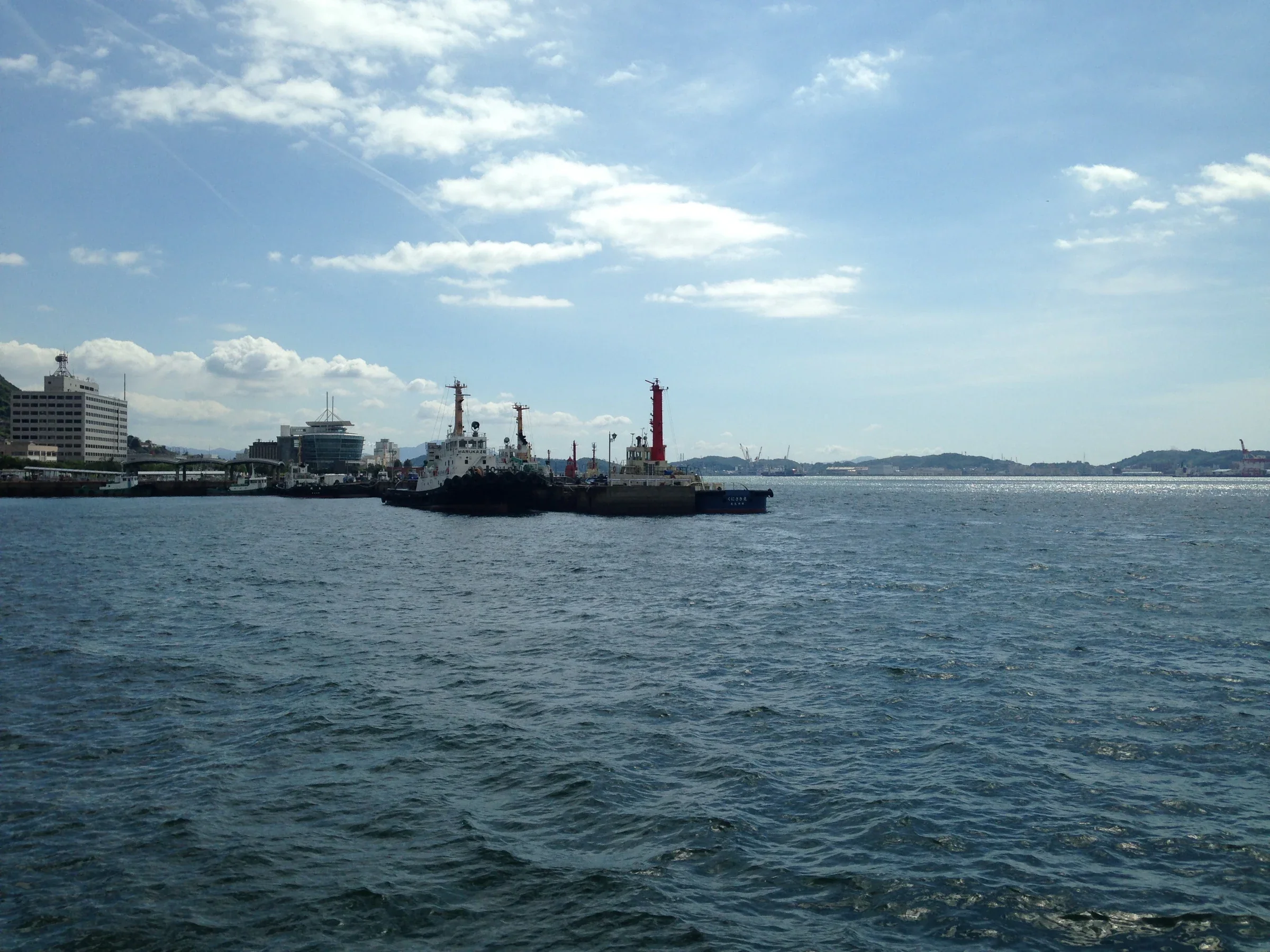 門司港一側的港灣、停靠船隻與關門海峽水面