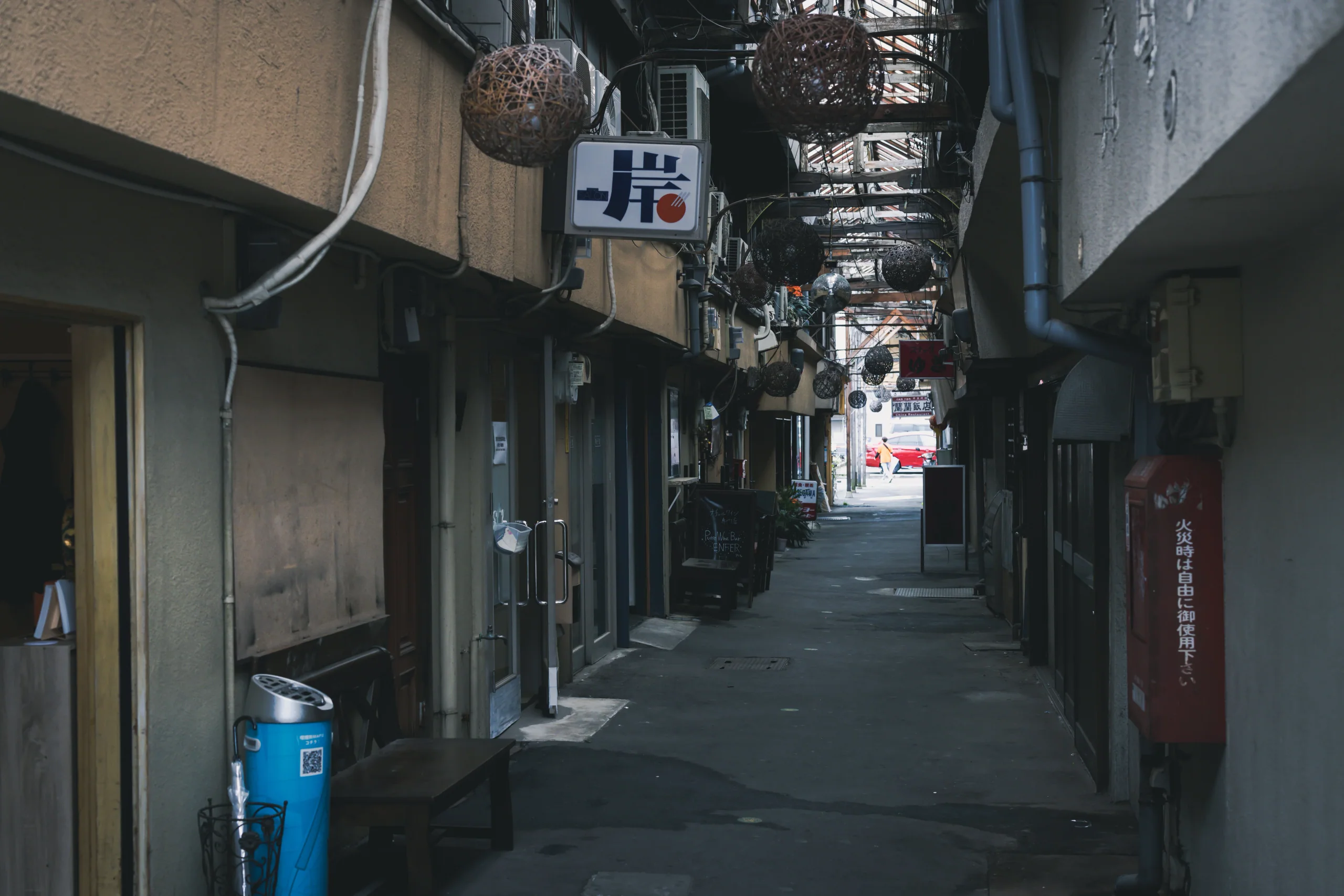 竹瓦小路拱廊內的木造屋架、吊燈與兩側店面