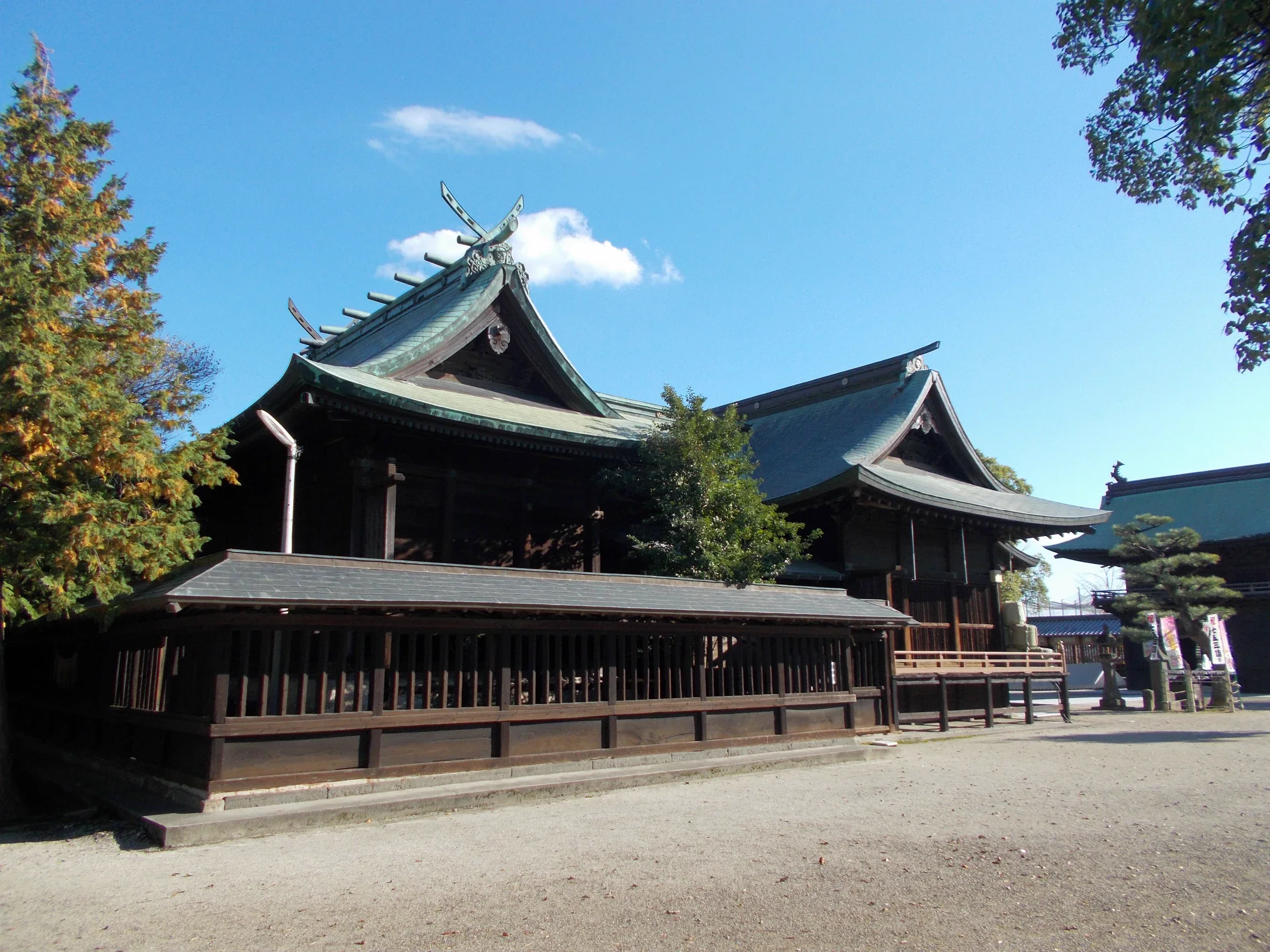 大善寺玉垂宮社殿與前方空曠的境內