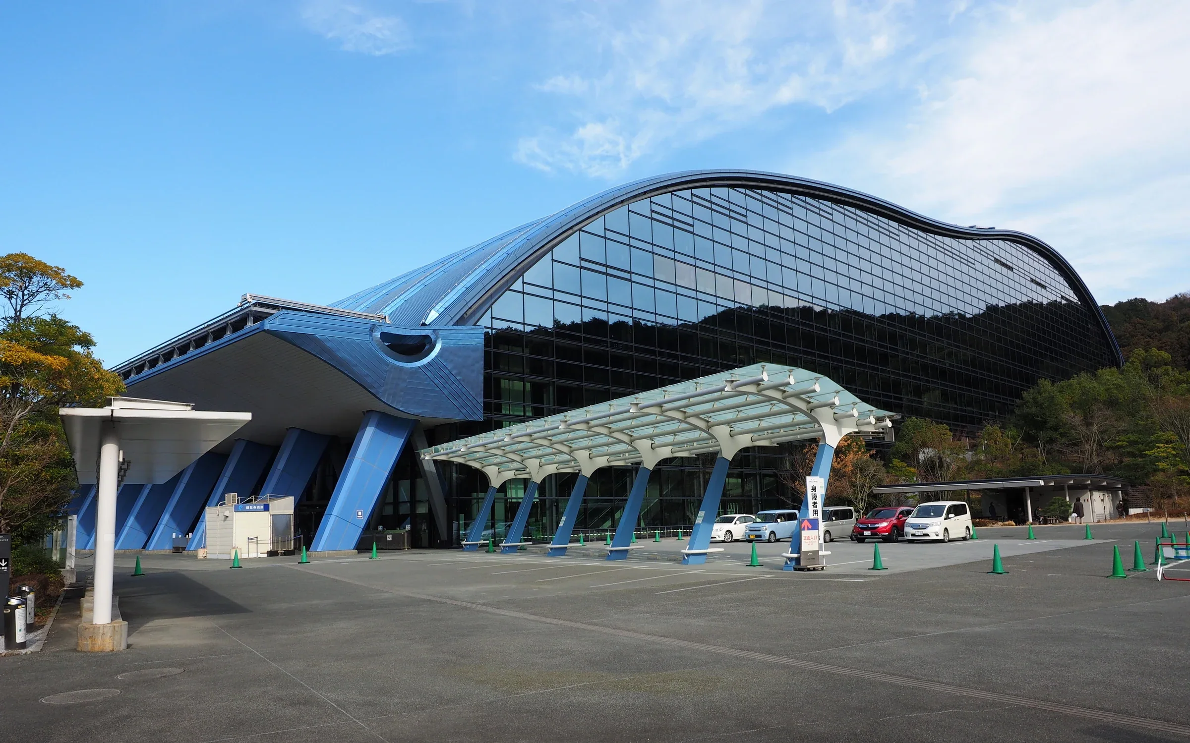 九州國立博物館弧形玻璃外牆與前方停車廣場
