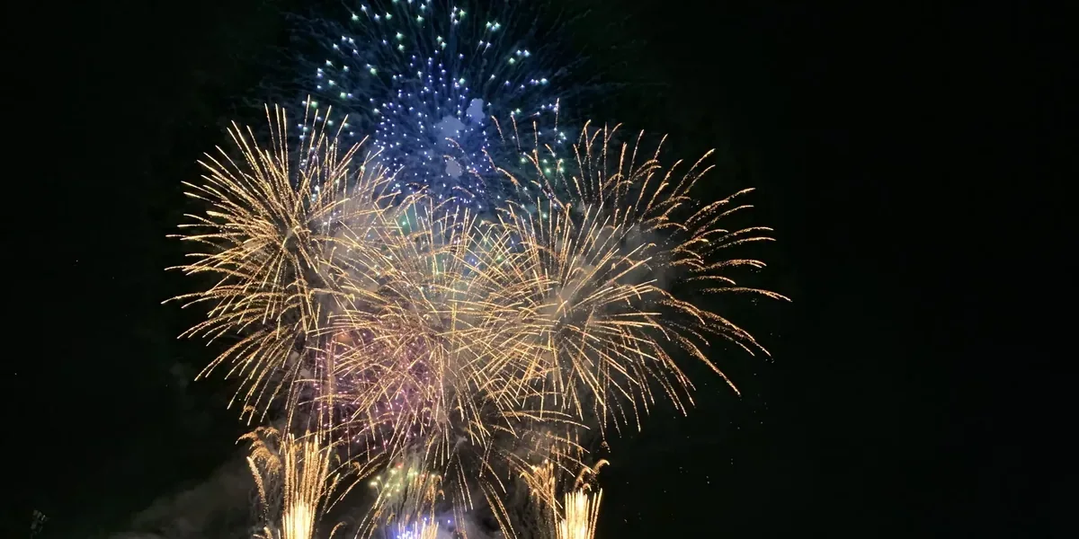2025年頴娃ゴッソイ祭煙火升上夜空，裁切後只保留煙火與天空