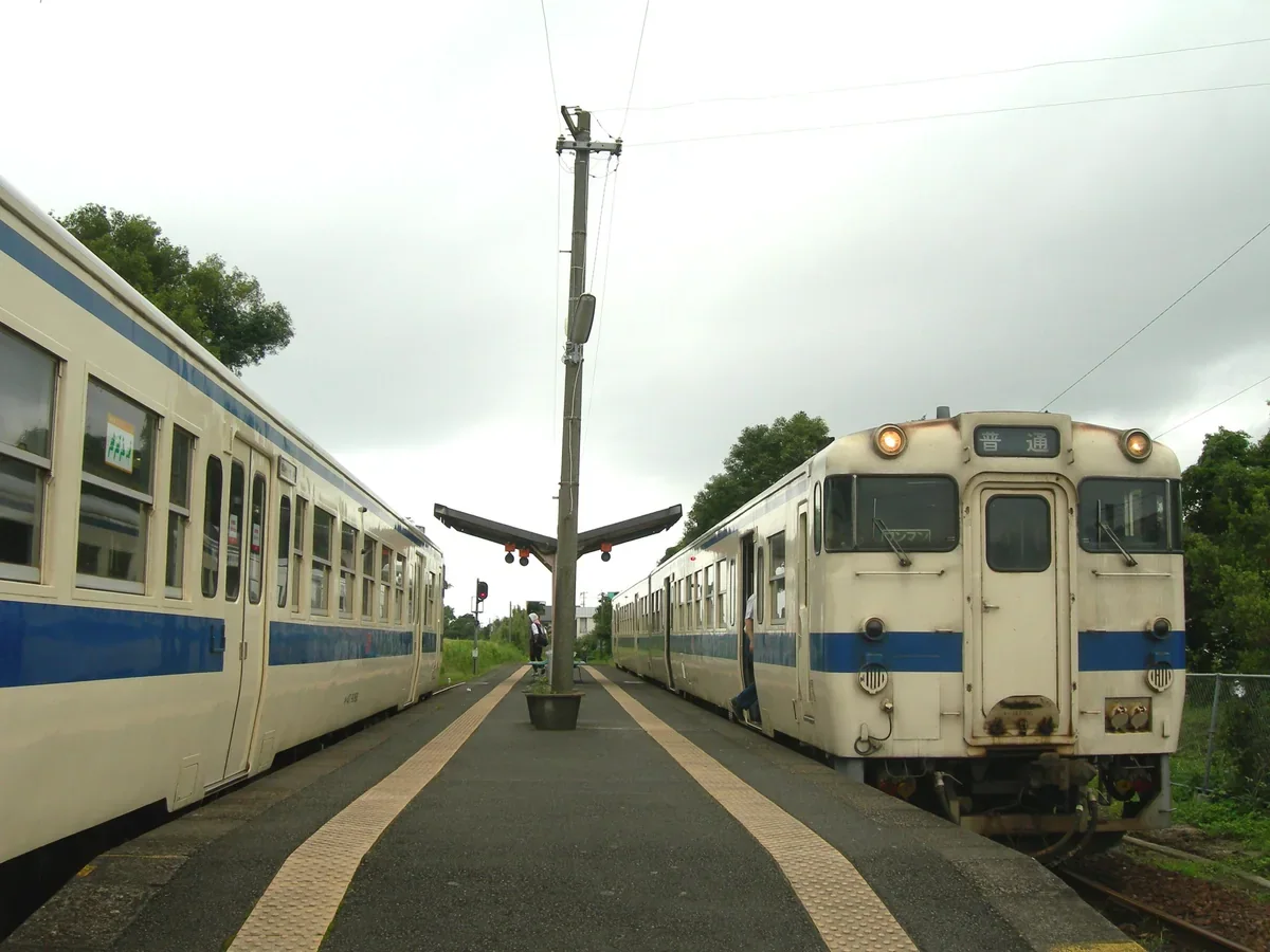 西頴娃站月台與指宿枕崎線列車，從車站步行前往祭典會場約十分鐘
