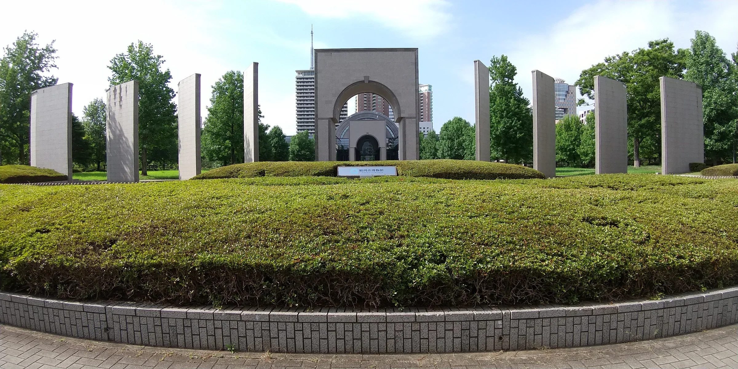 福岡市博物館拱形入口與正門前廣場