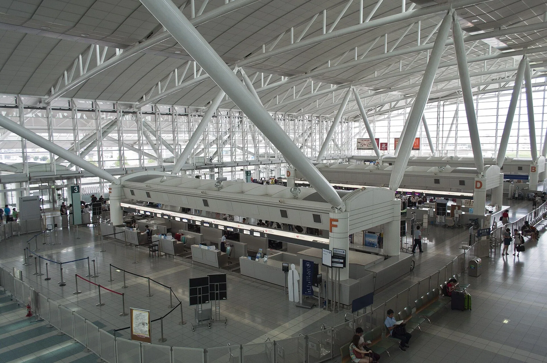 福岡機場航廈出發大廳的報到櫃檯與挑高屋頂