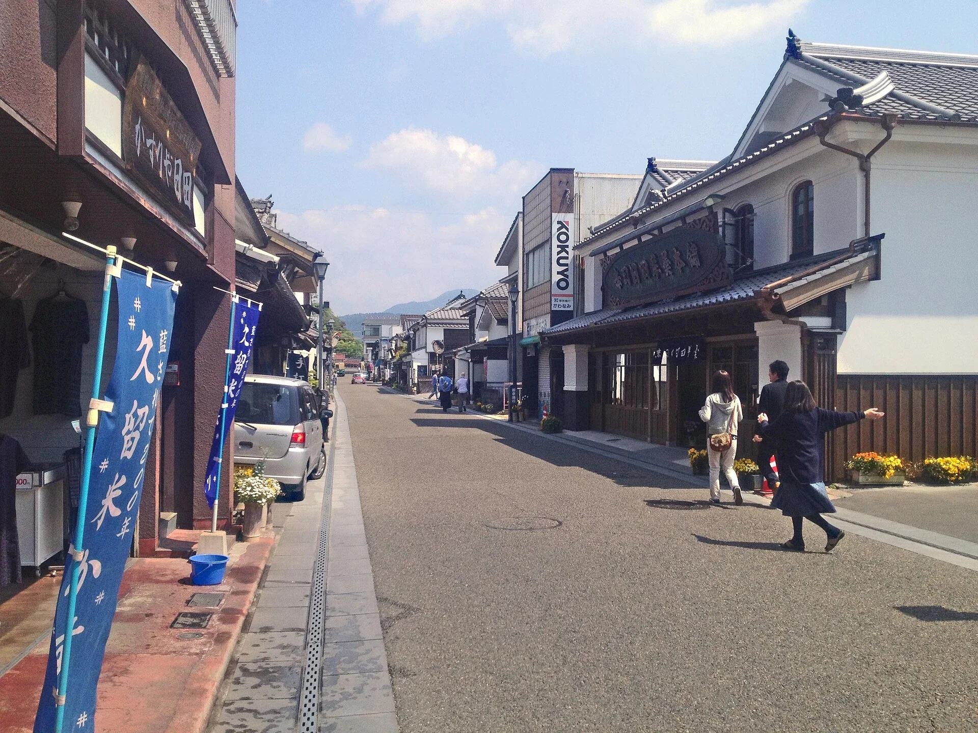 日田豆田町保存街屋沿街排列，路面平坦但部分路段較窄
