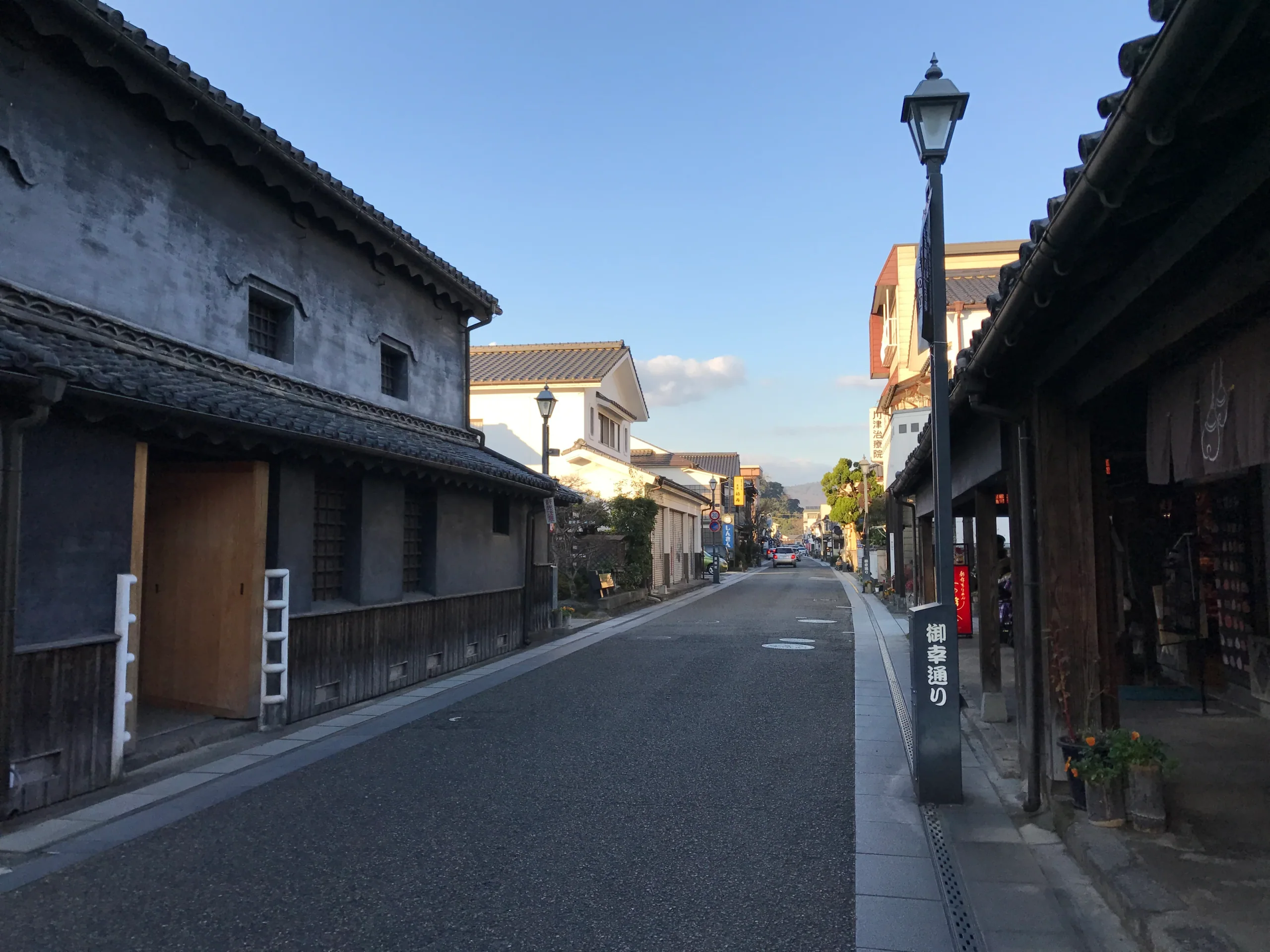 日田豆田町巷道兩旁的白牆與木造街屋，午後散步可沿街查看保存街景
