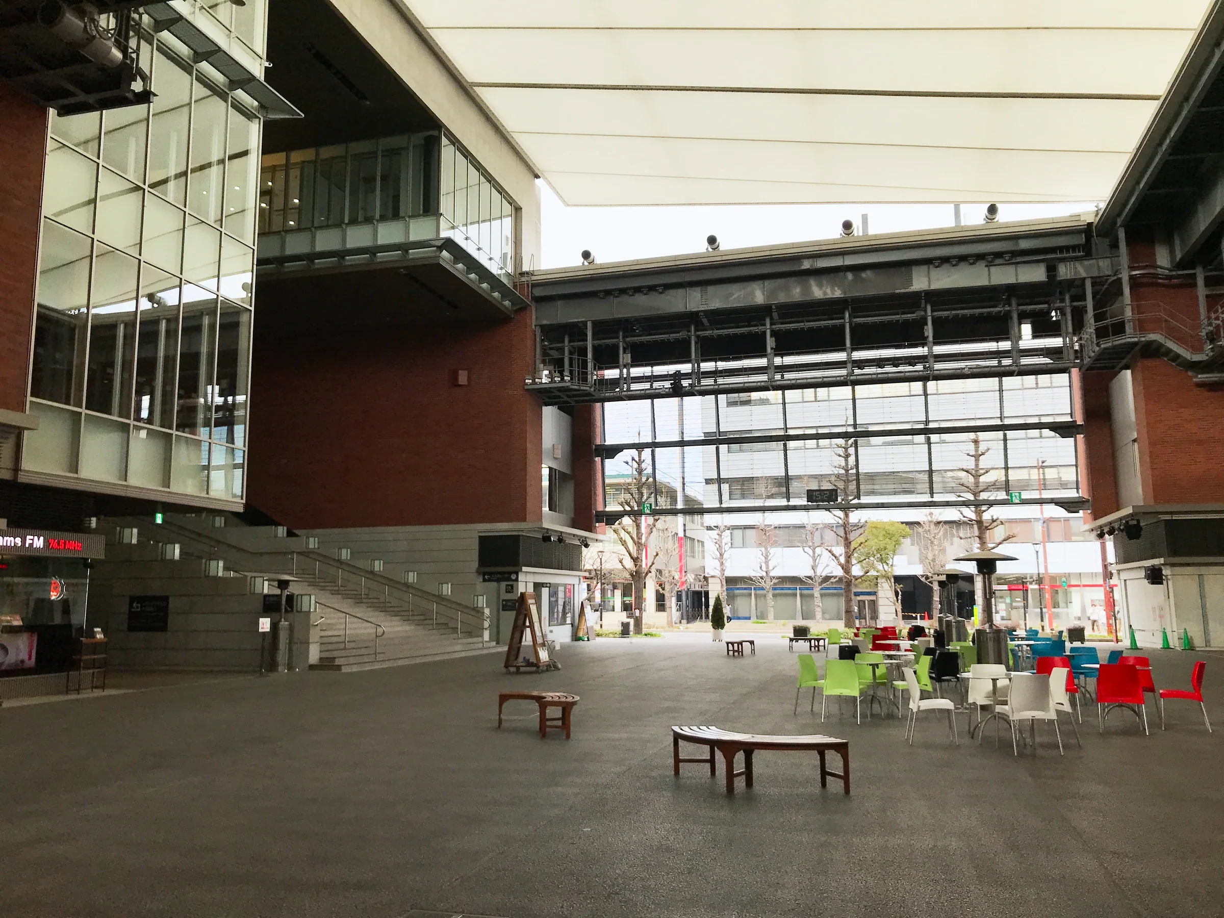 久留米 City Plaza 有天棚的六角堂廣場與座椅
