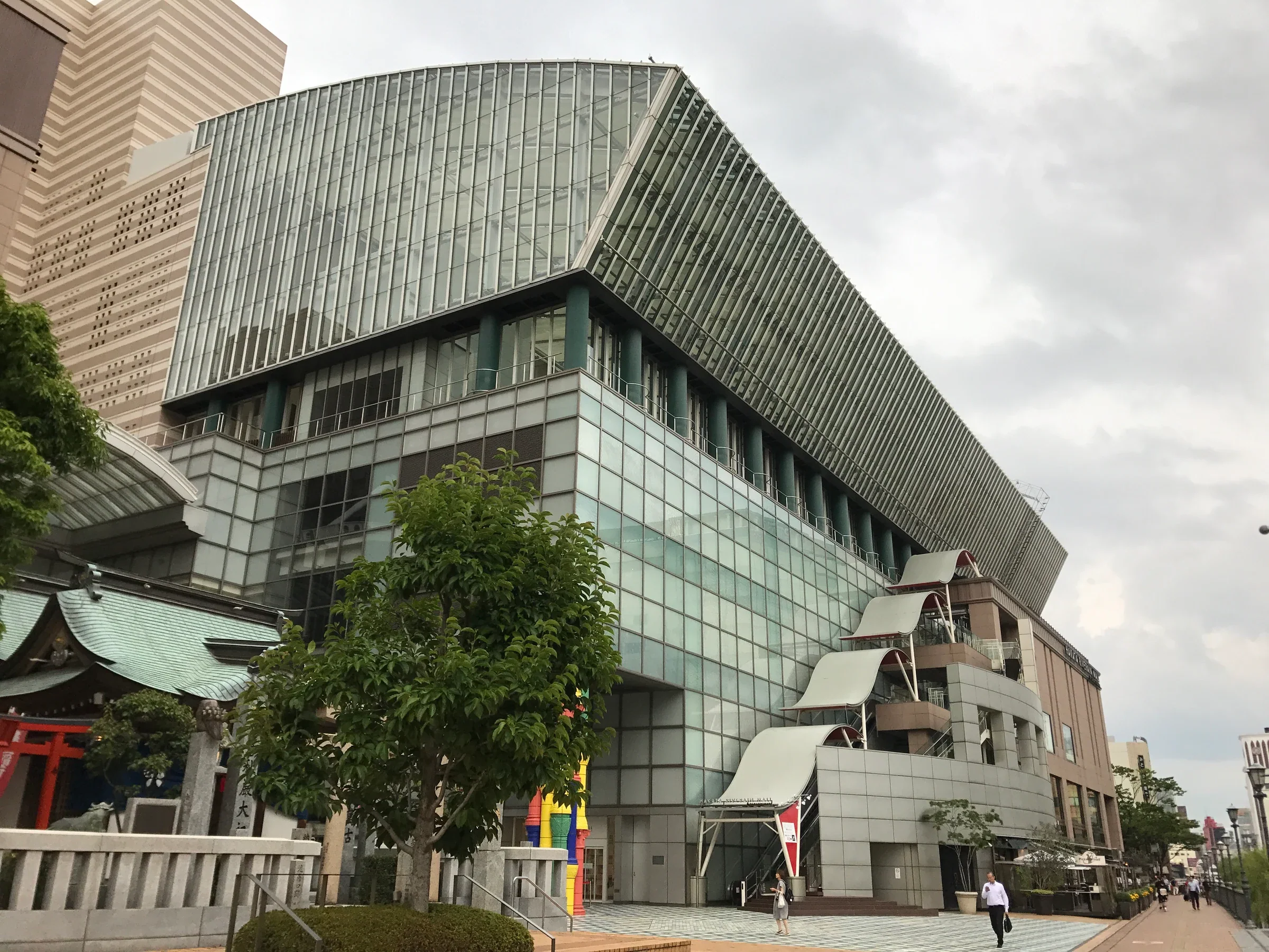 博多 Riverain Center 外牆與福岡亞洲美術館入口附近街景，2026 福岡亞洲電影節於館內八樓放映