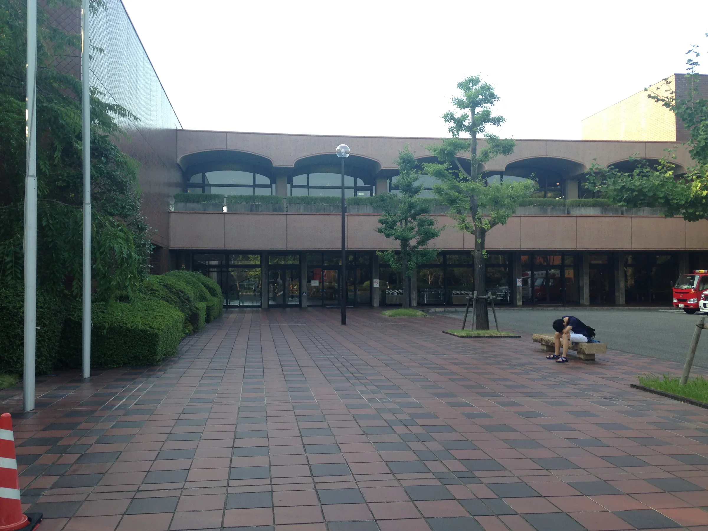 福岡市美術館南側入口前的磚鋪廣場與低層館舍立面