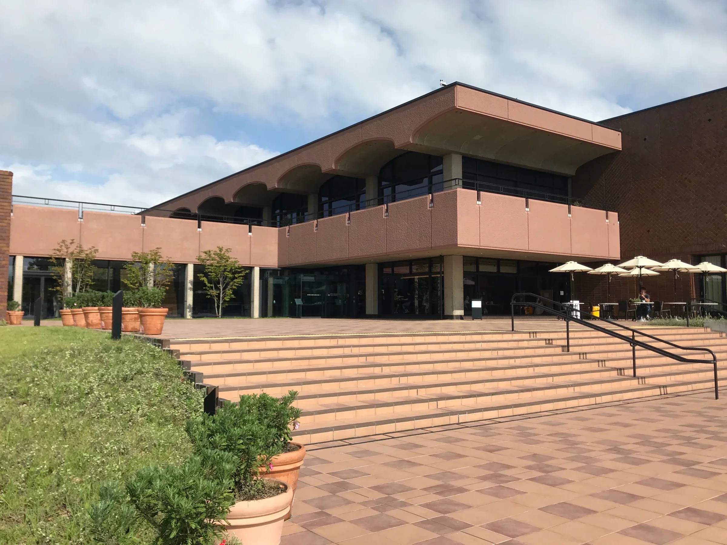福岡市美術館入口前的樓梯與無障礙斜坡，入口位於上方館舍外牆旁