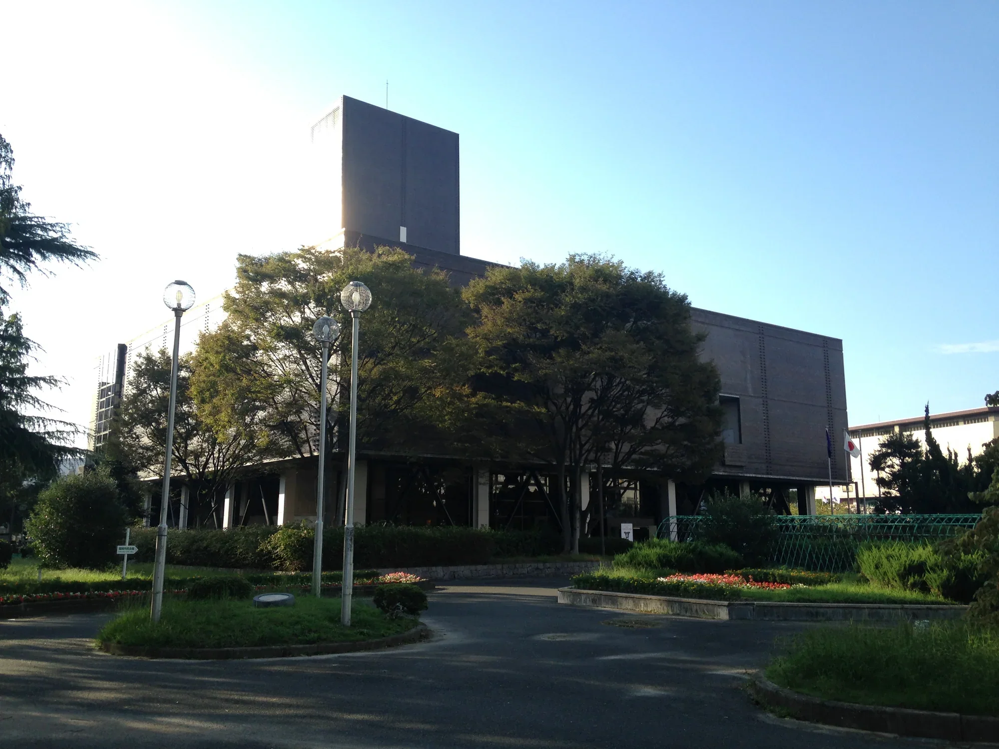 福岡縣立美術館外觀與入口前的步道，照片不是展覽布置