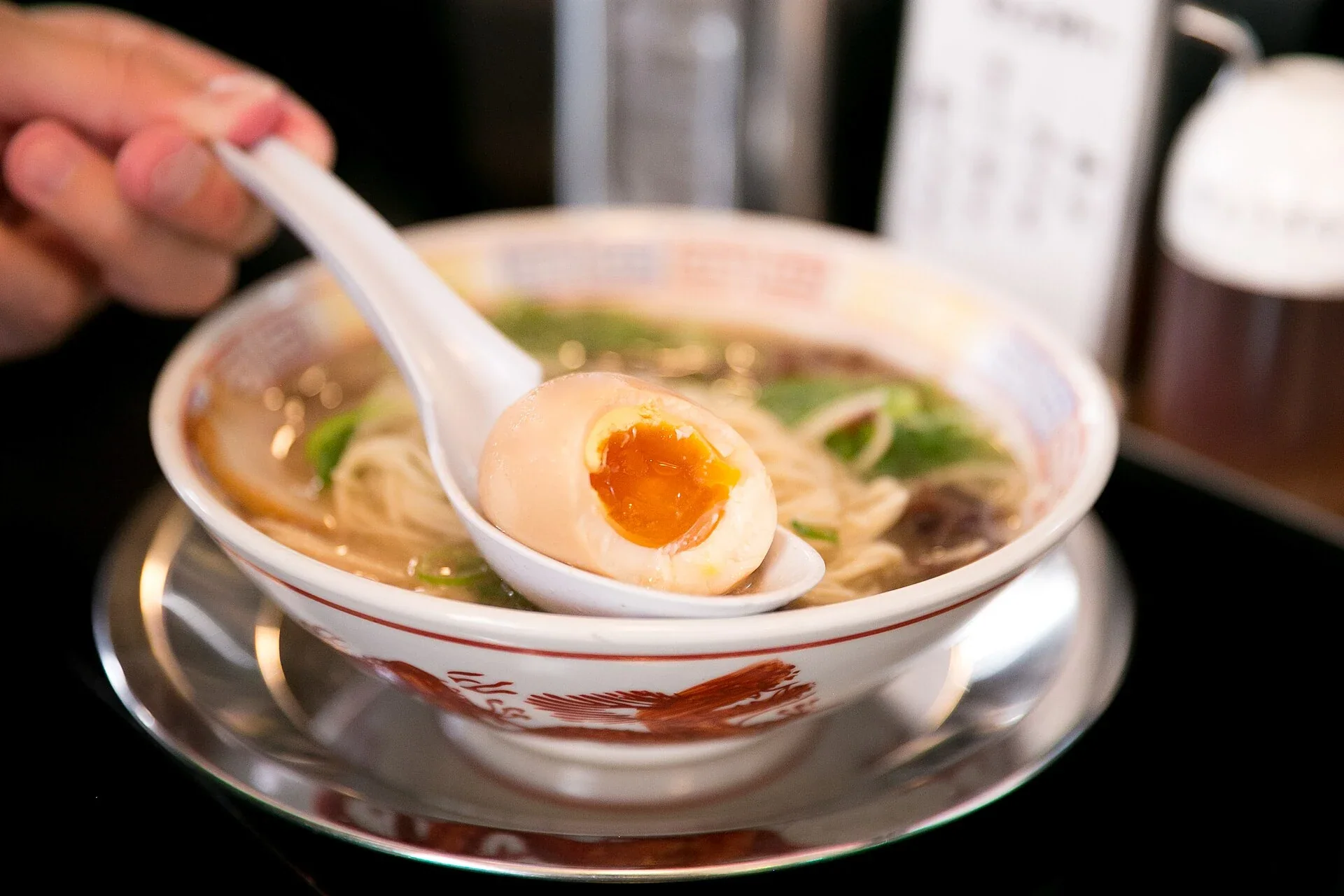 博多豚骨拉麵，配料有叉燒、蔥花與半熟蛋