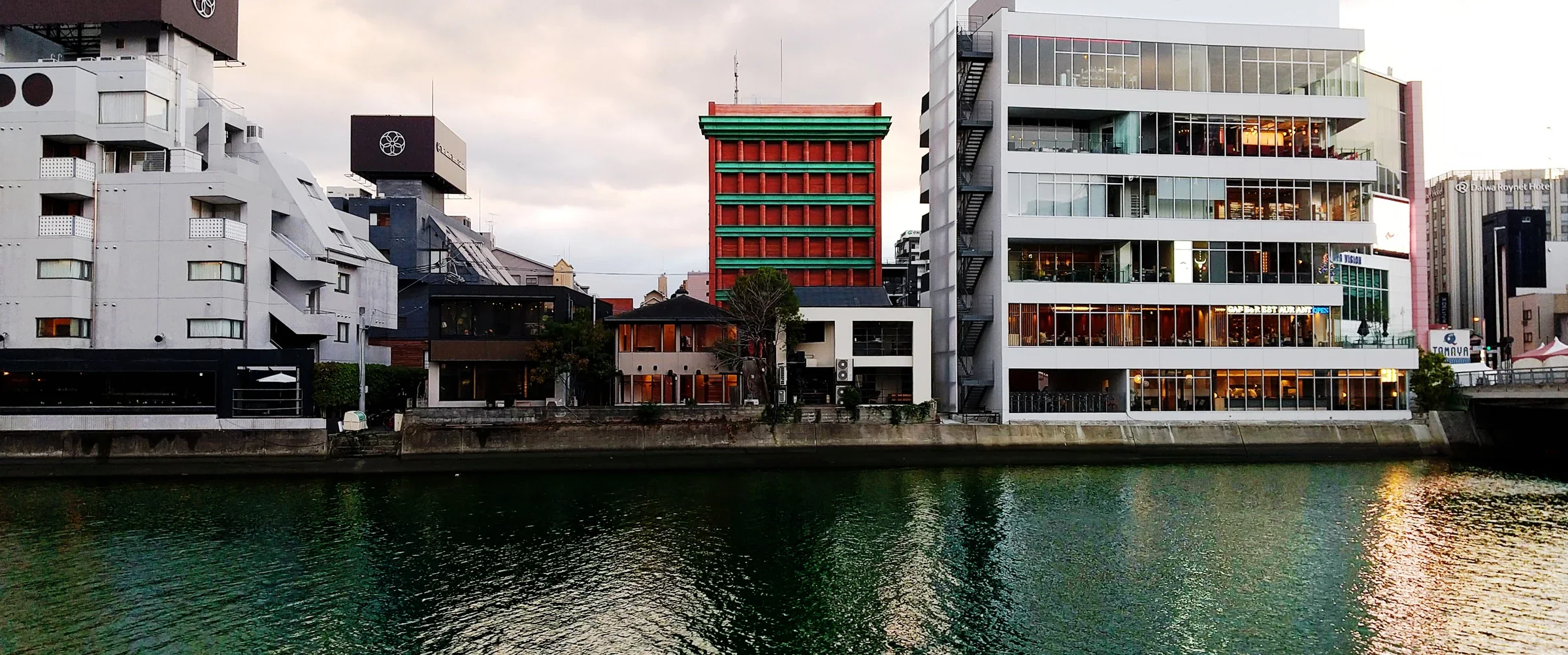 從清流公園隔著那珂川望向春吉的 HOTEL IL PALAZZO 與周邊街區