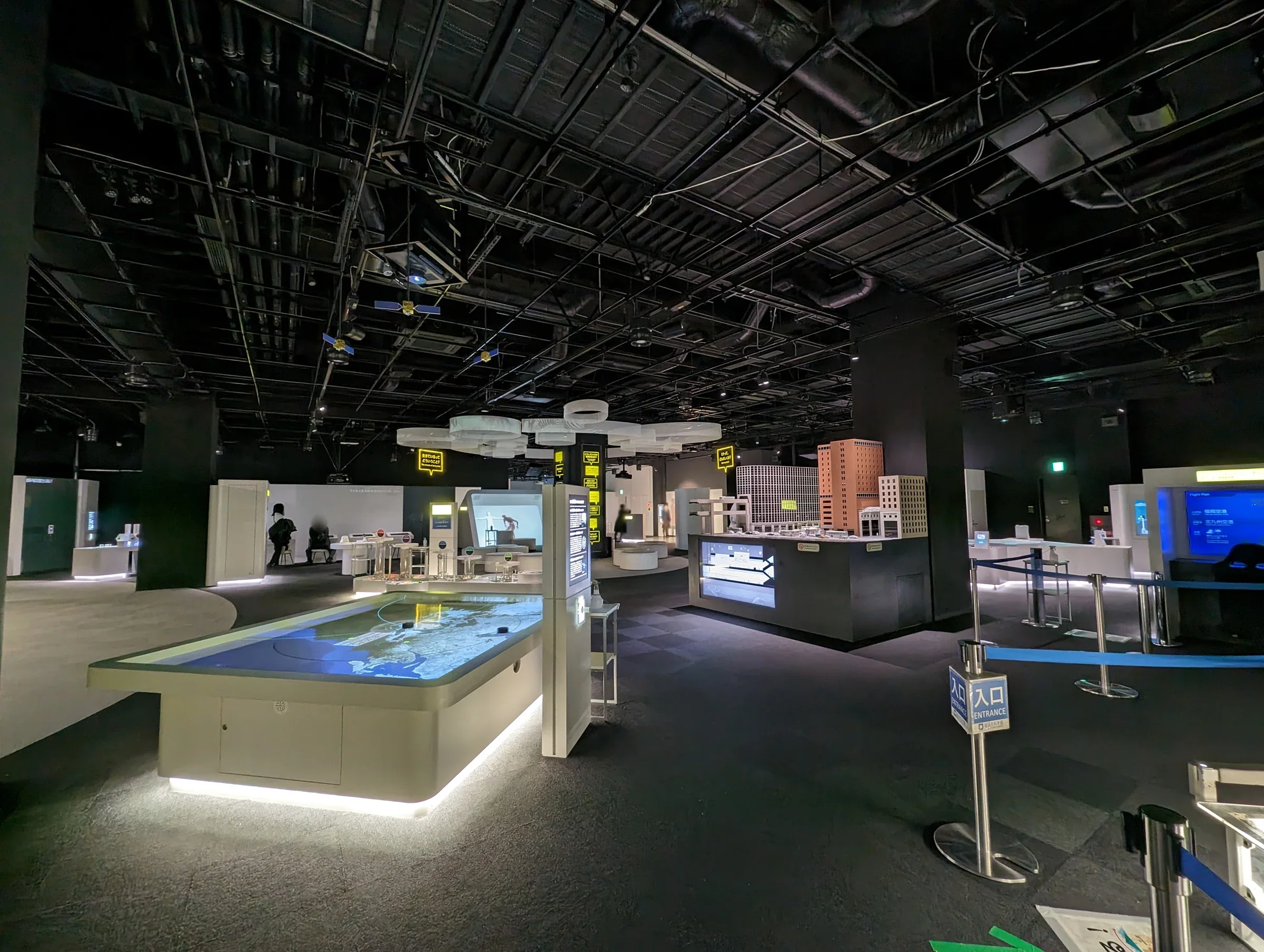 福岡市科學館五樓常設展示室的互動展台與模型