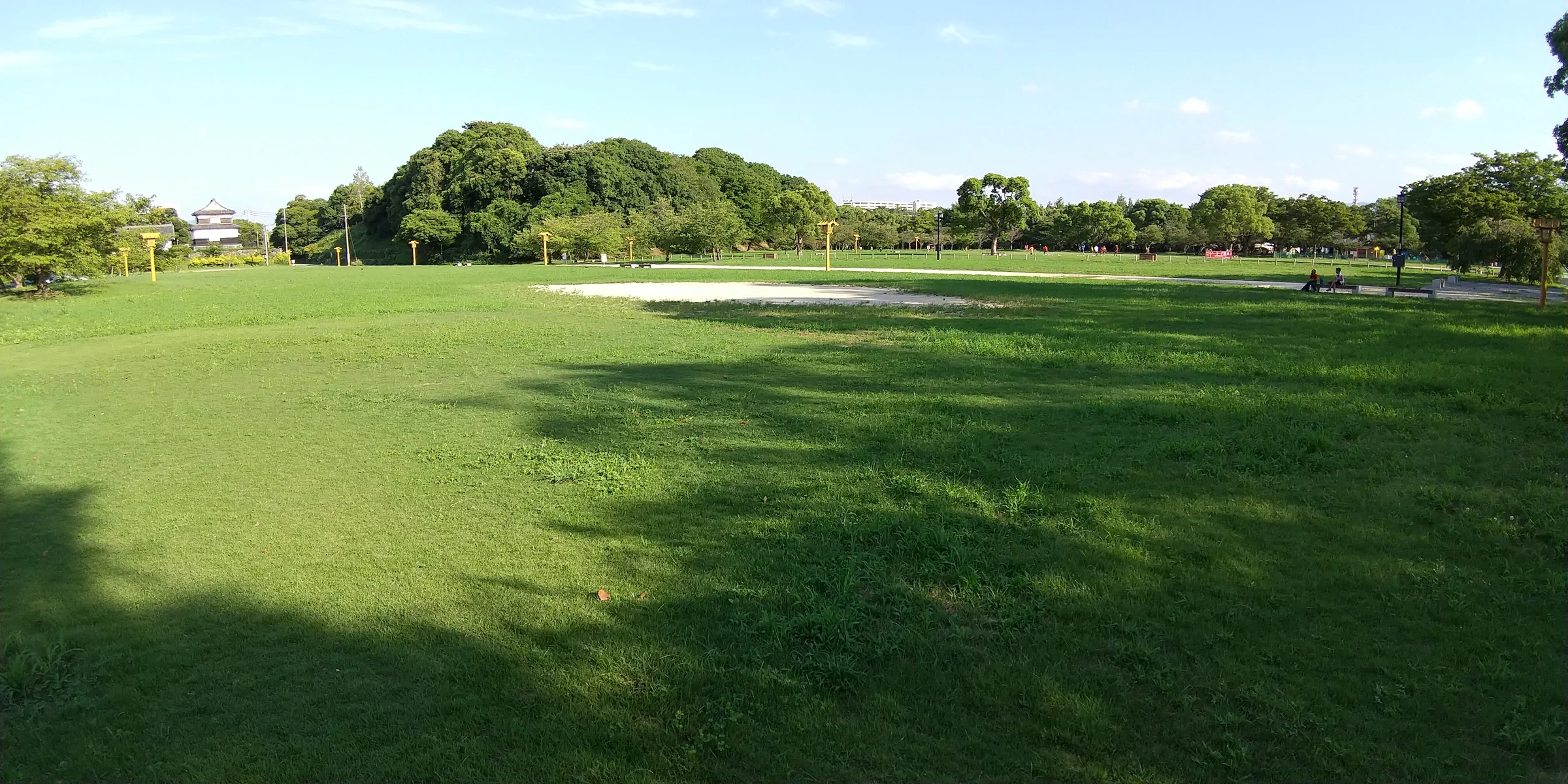 福岡城跡三之丸廣場的草地、步道和樹林，為一般開放景象而非祭典會場佈置