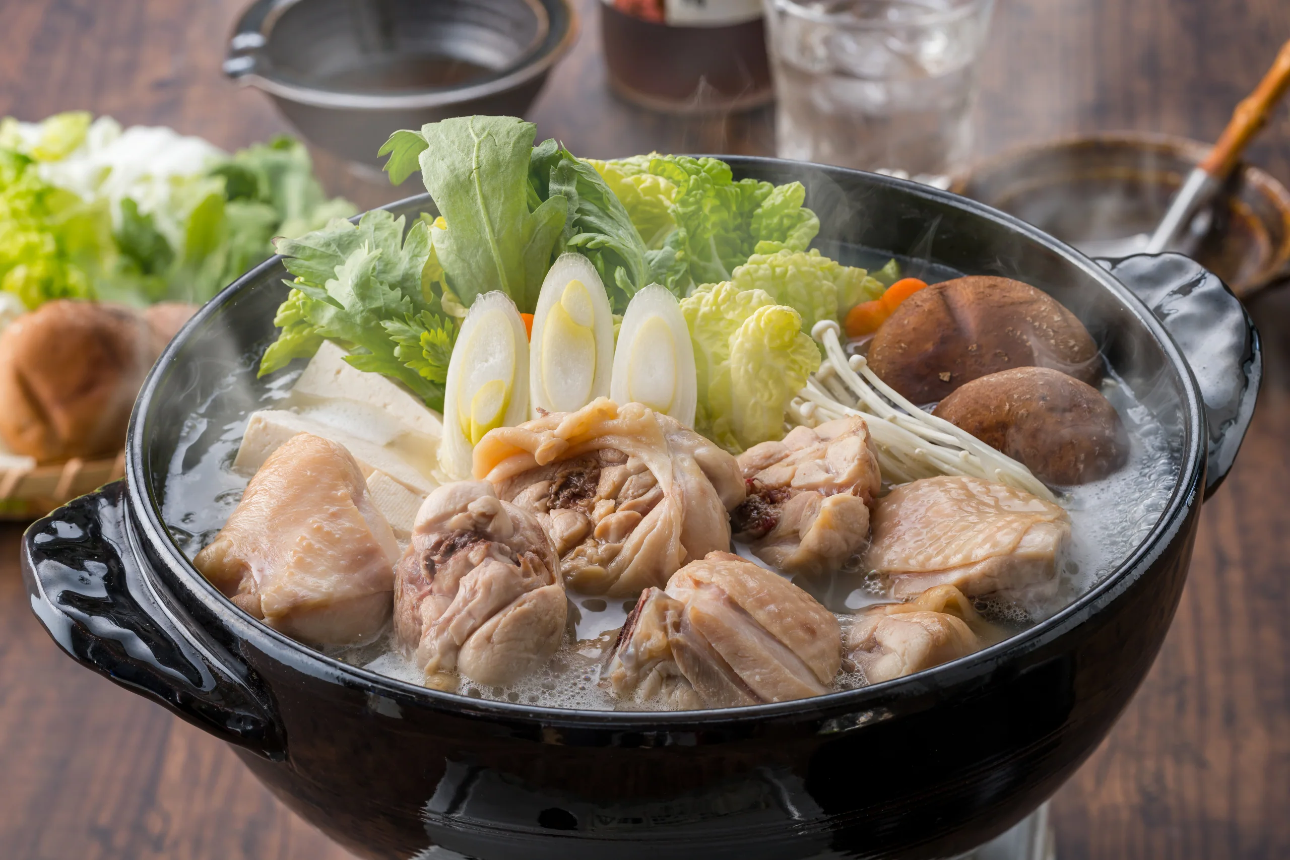 福岡水炊鍋中雞肉與蔬菜在白濁雞湯內燉煮