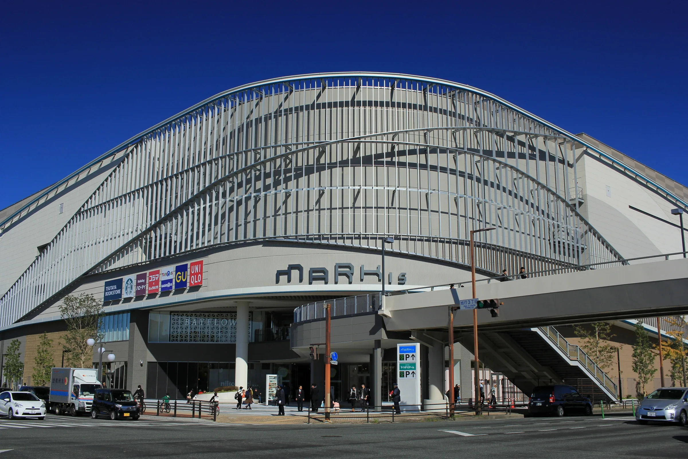 地行濱的 MARK IS 福岡ももち商場外觀，入口前有行人通道