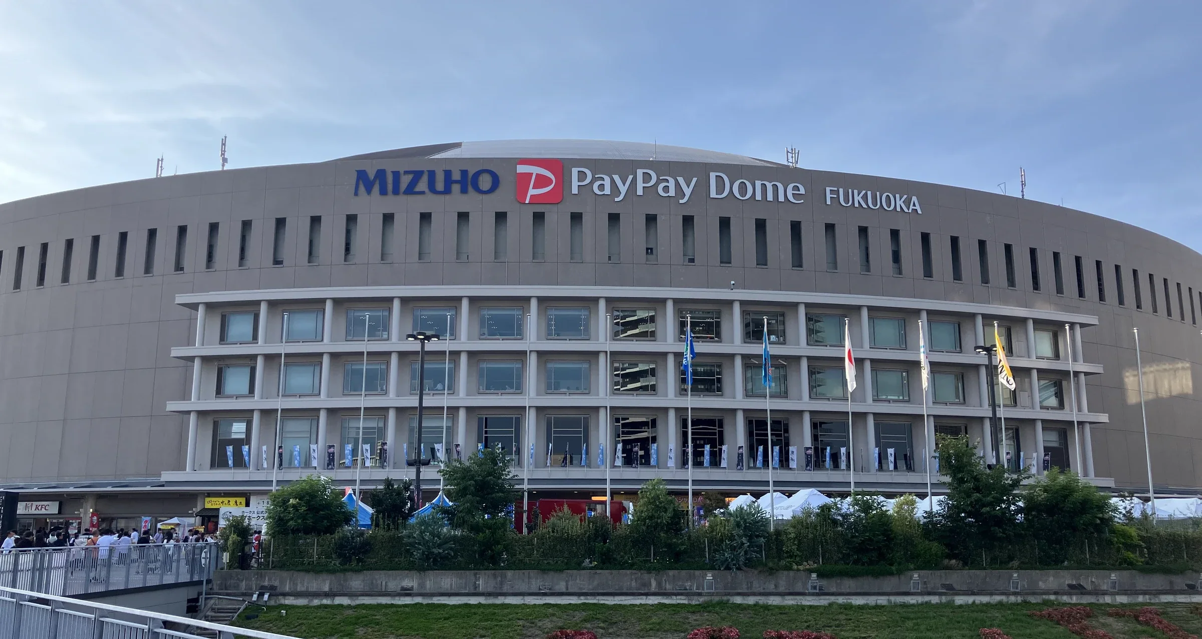 福岡巨蛋 MIZUHO PayPay Dome Fukuoka 外觀，主入口前方有行人通道