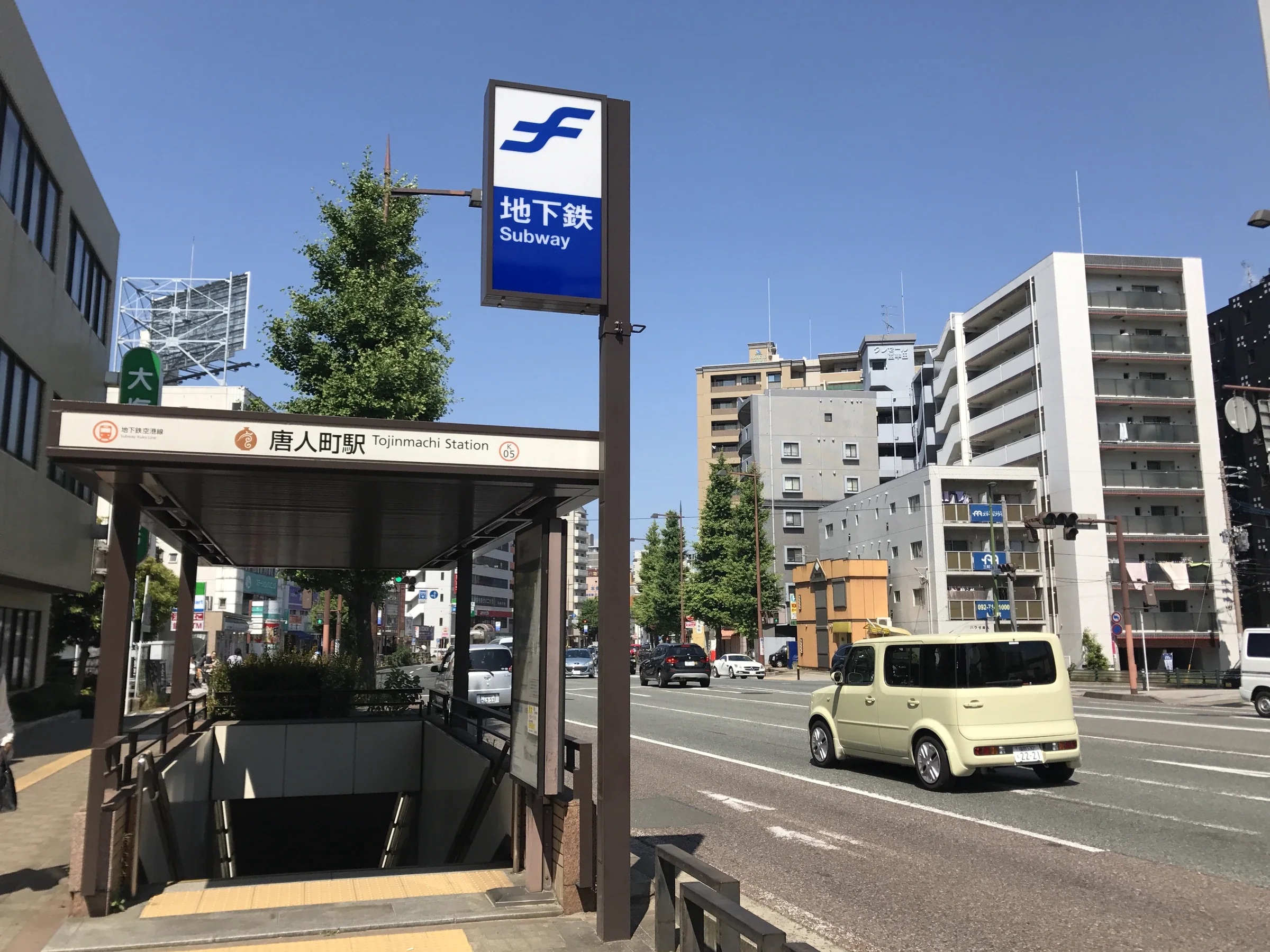 福岡地下鐵唐人町站 1 號入口，樓梯從明治通旁的行人路面通往地下