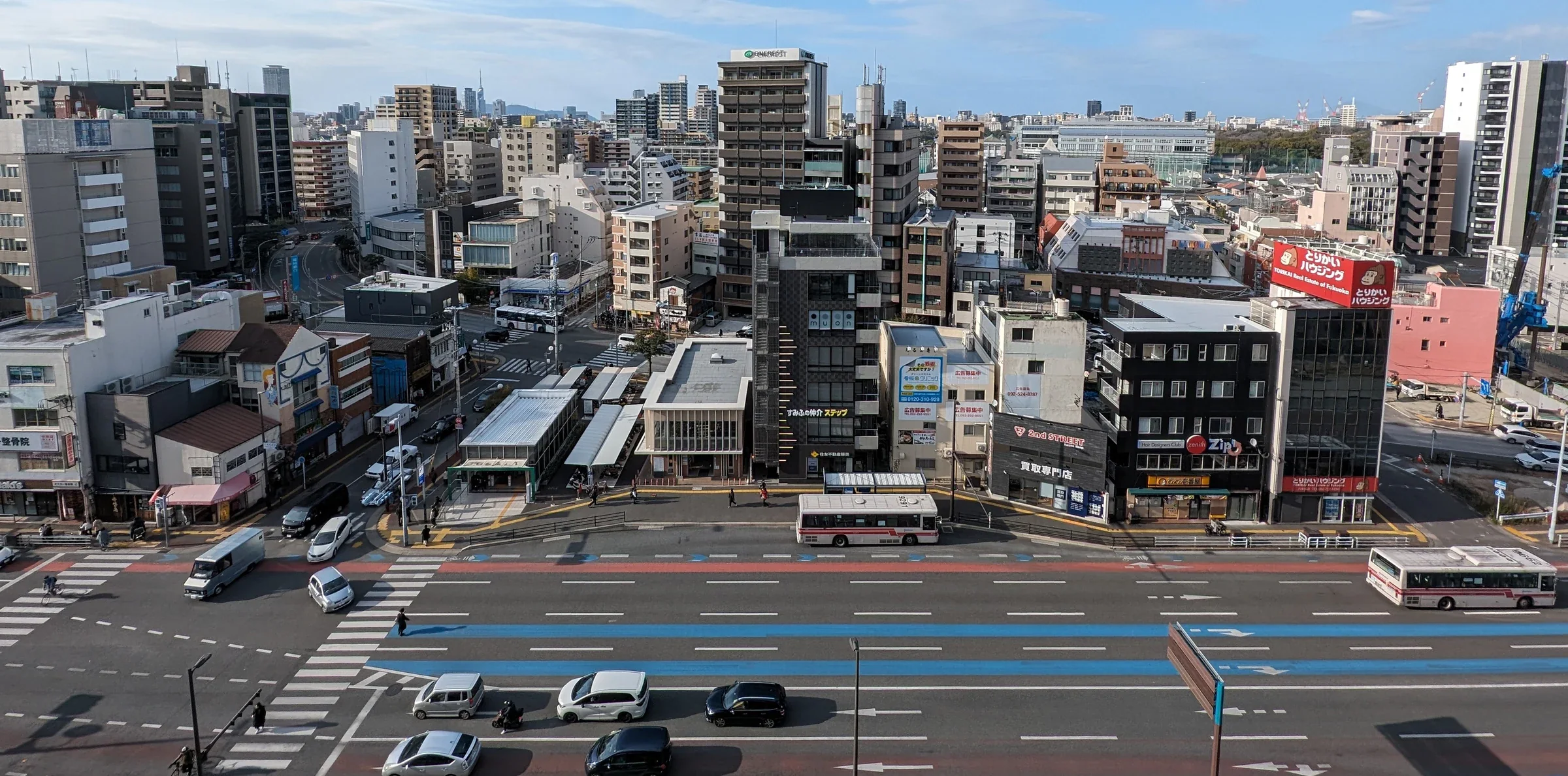 從六本松421望向六本松街區的道路、巴士與市區建築