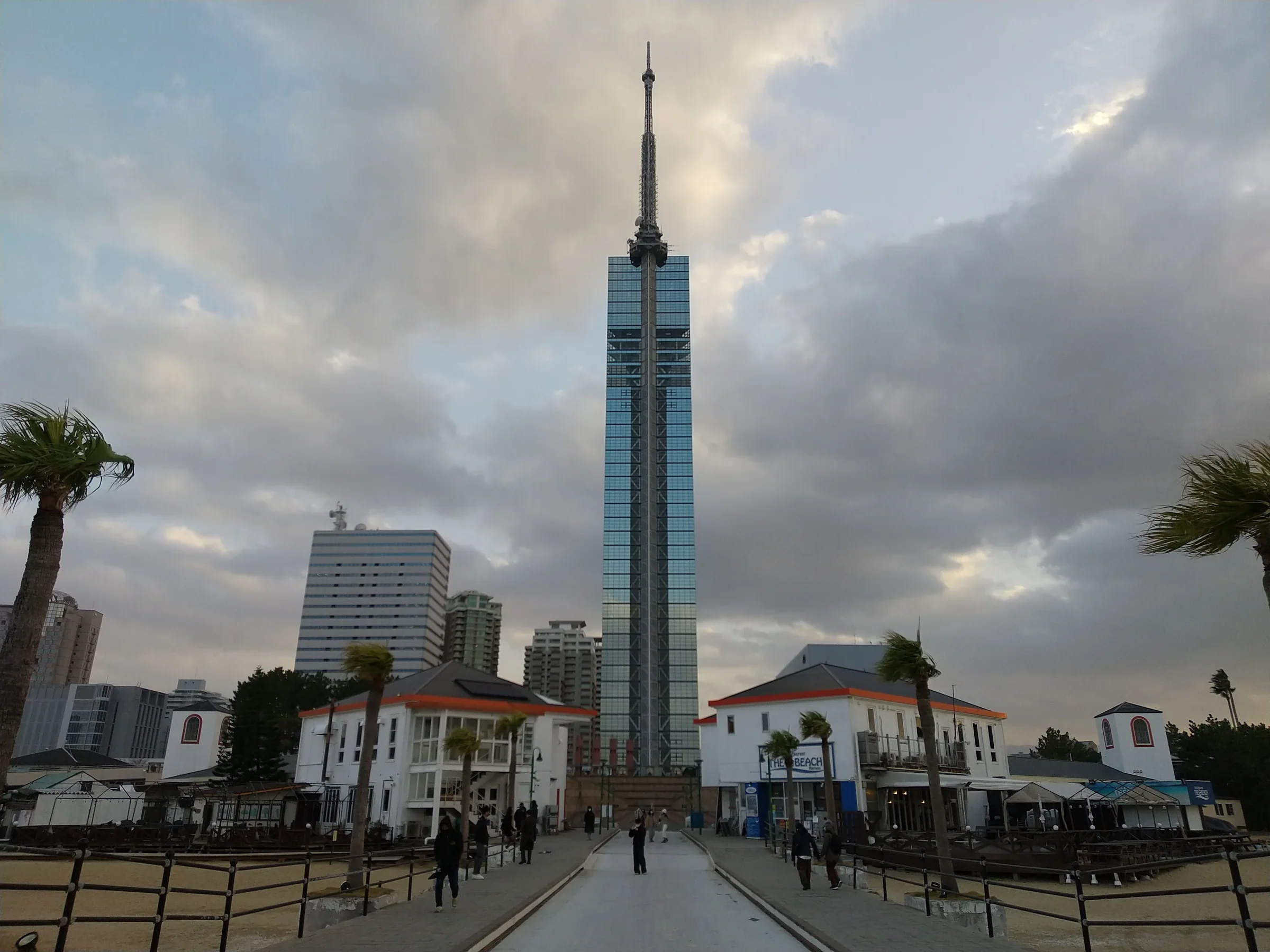 百道濱海邊遠望福岡塔與海岸建築