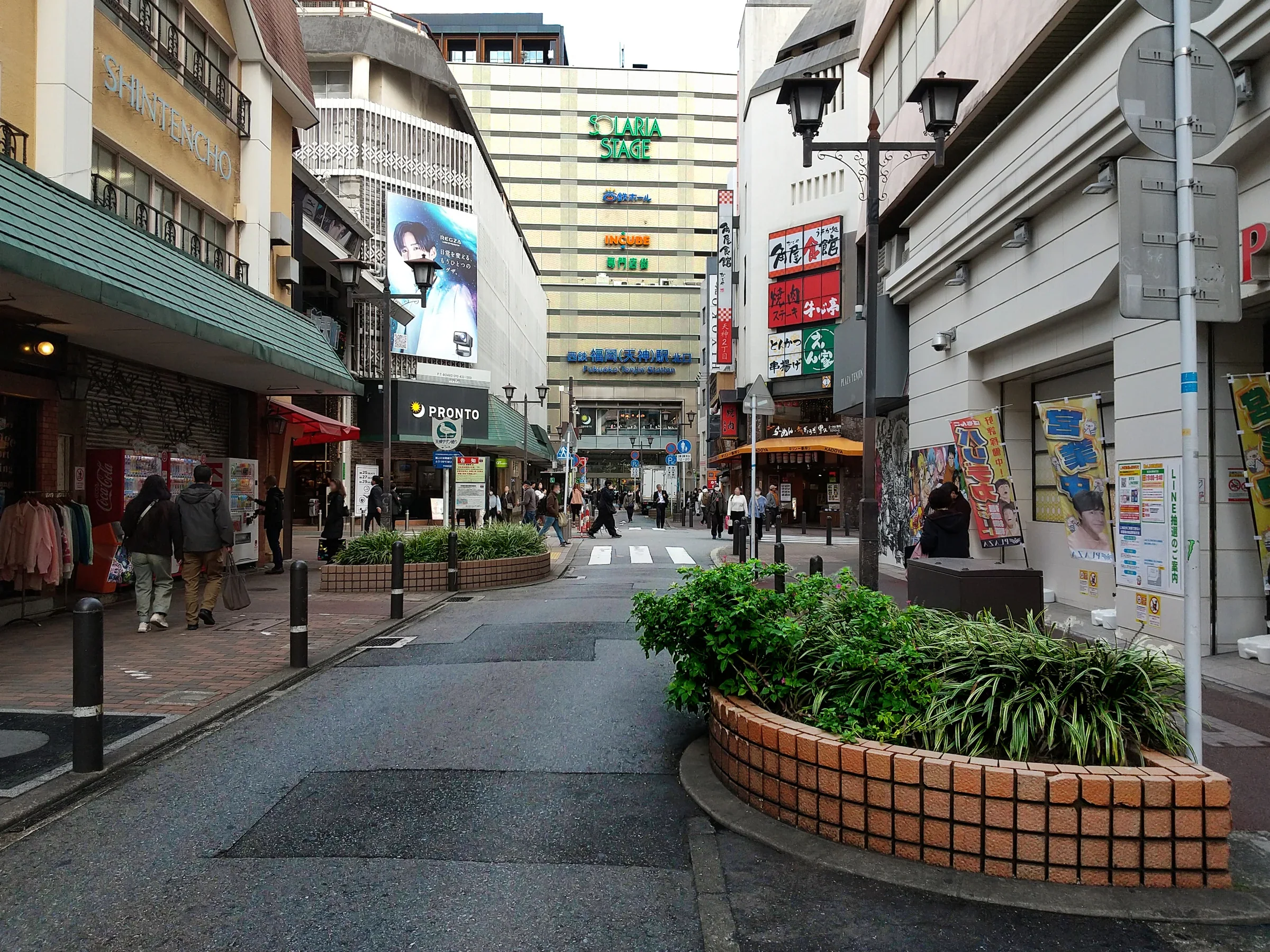 福岡天神南通街景，天神商圈一側的街道和店面