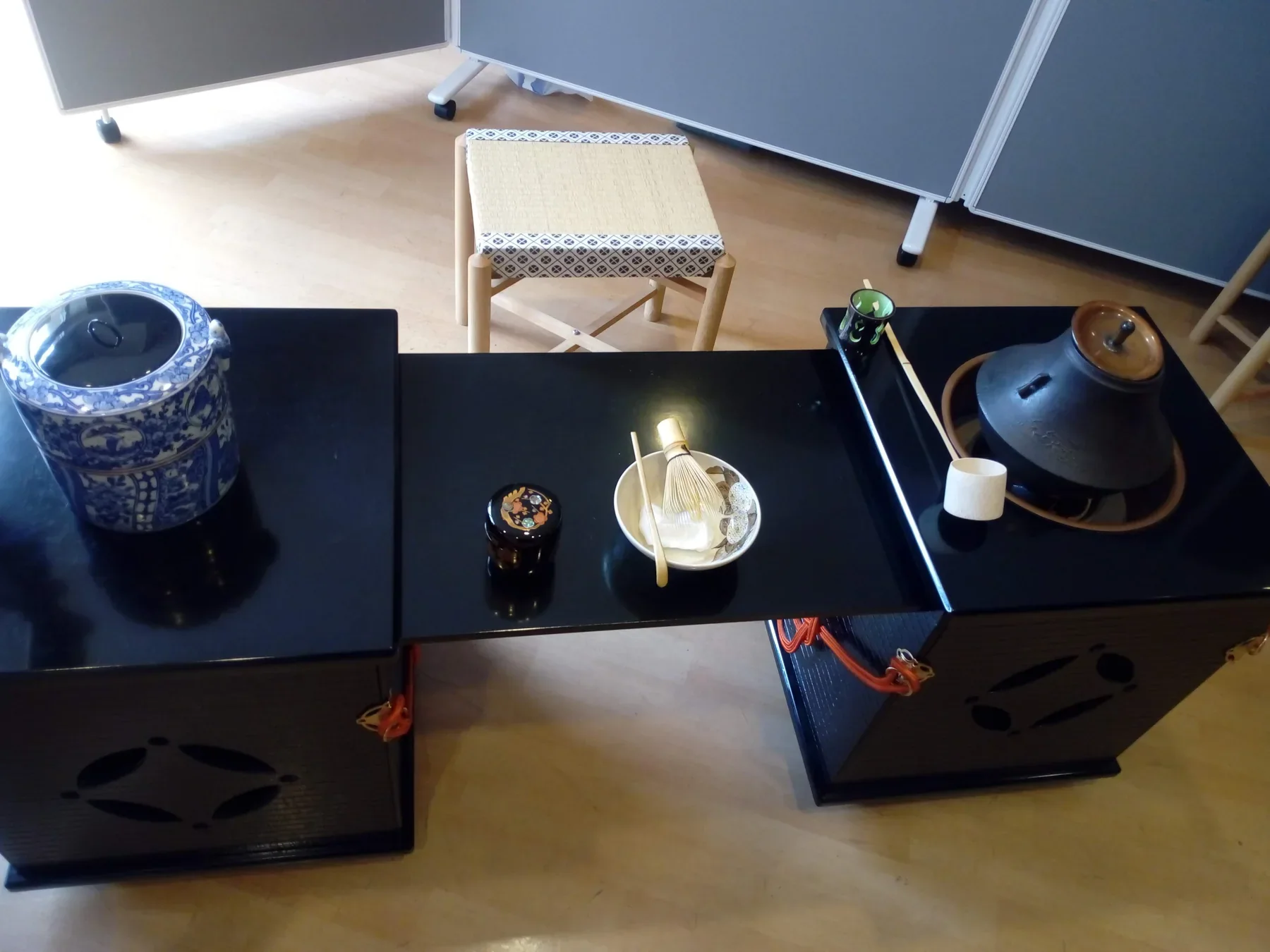 日本茶會桌面上的茶碗、茶筅與茶道用具，為茶道器物示例，並非展覽現場