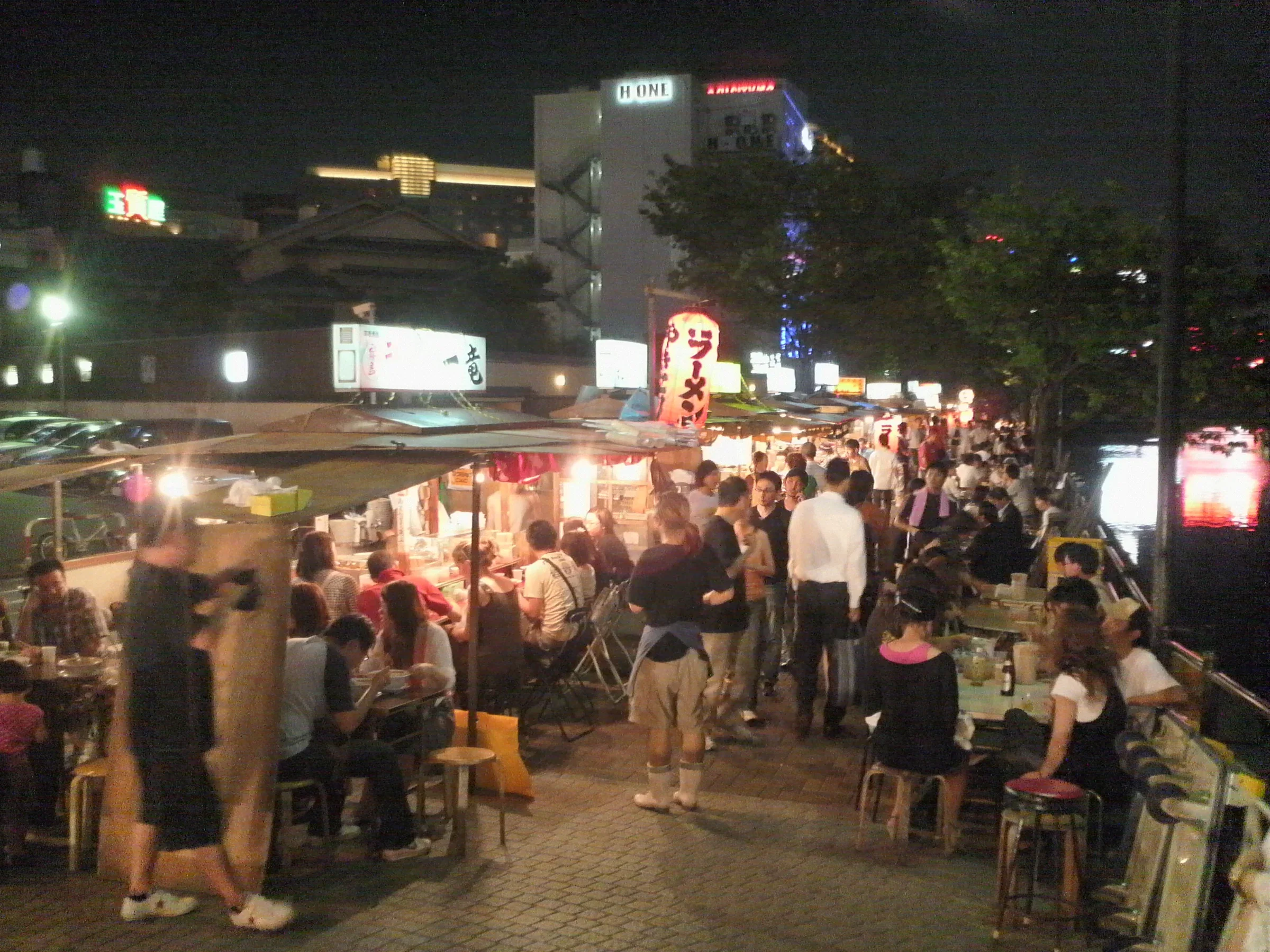 中洲清流公園一帶的屋台沿街排列，攤位在夜間亮起燈光
