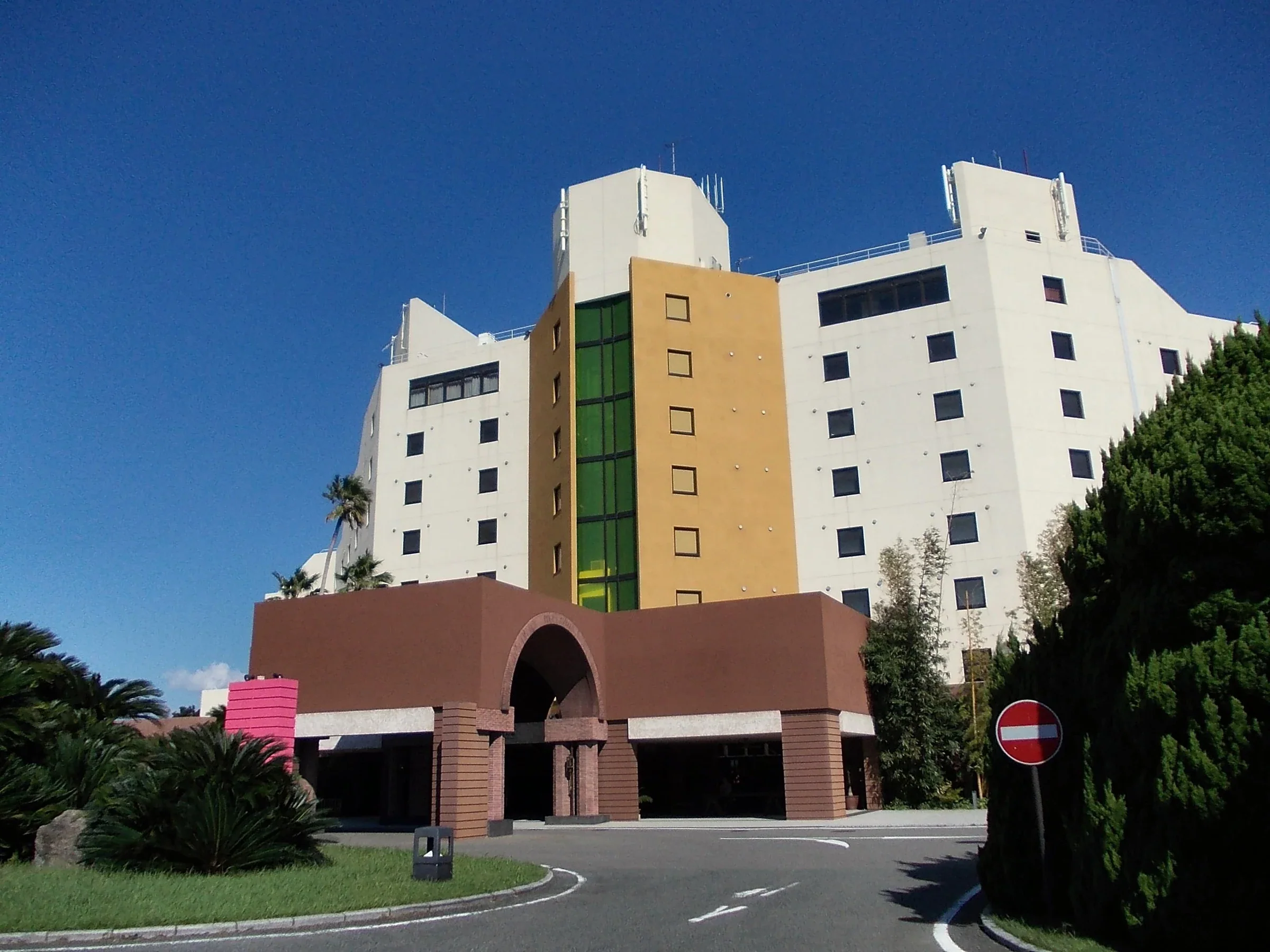 福岡海之中道 THE LUIGANS Spa & Resort 飯店外觀與前方車道