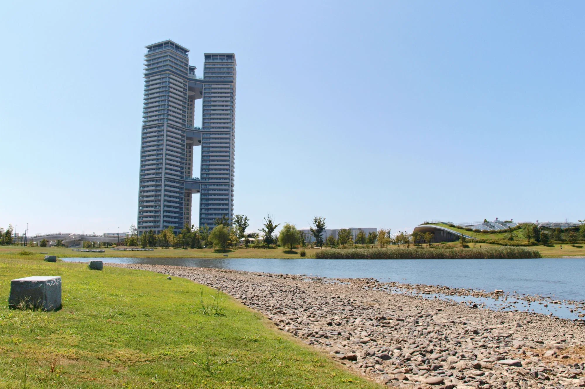 島城中央公園的水池、草地與植物體驗館外觀