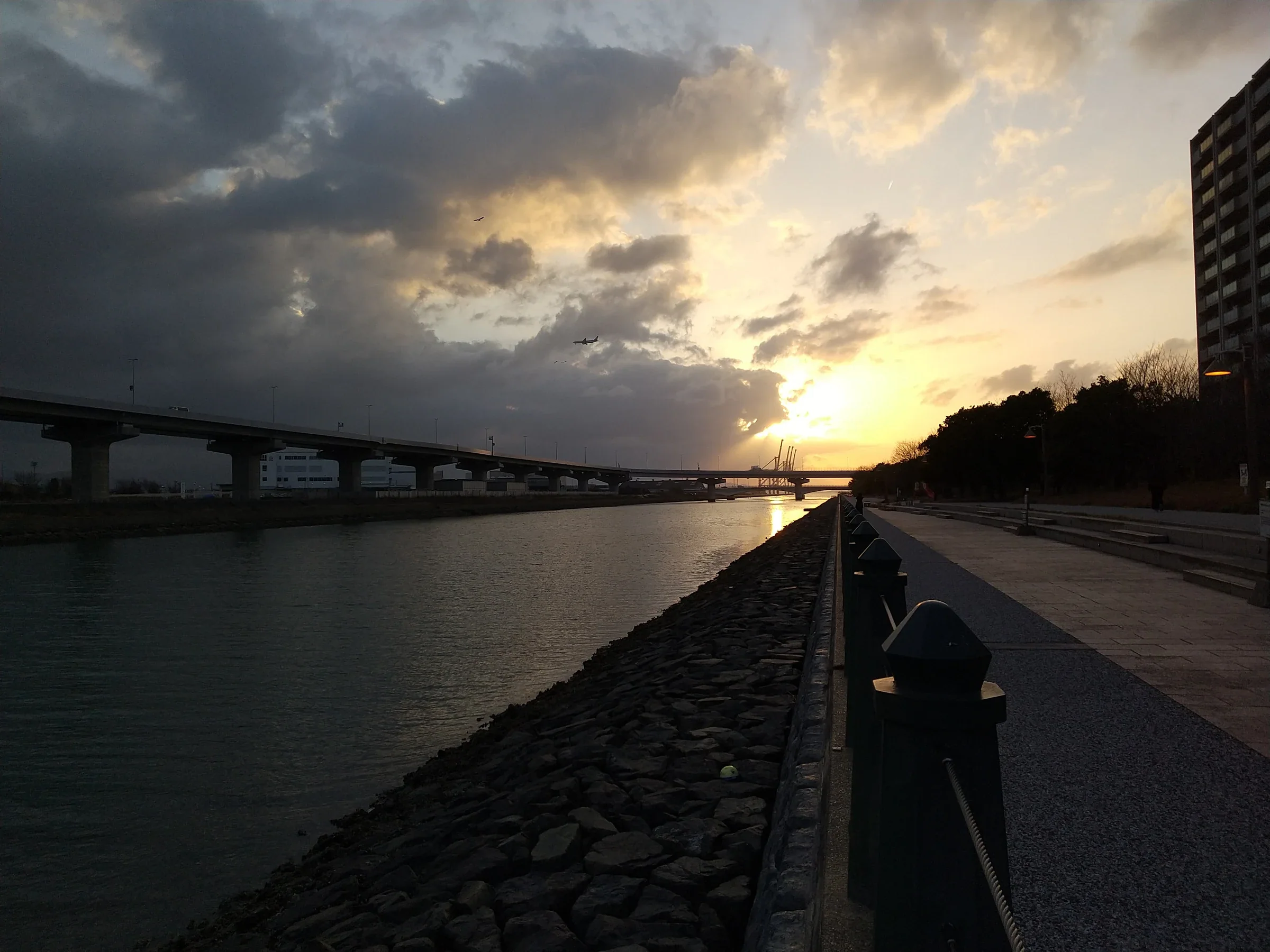 香椎照葉一帶的水道與沿岸步道，遠處可見橋樑和綠帶