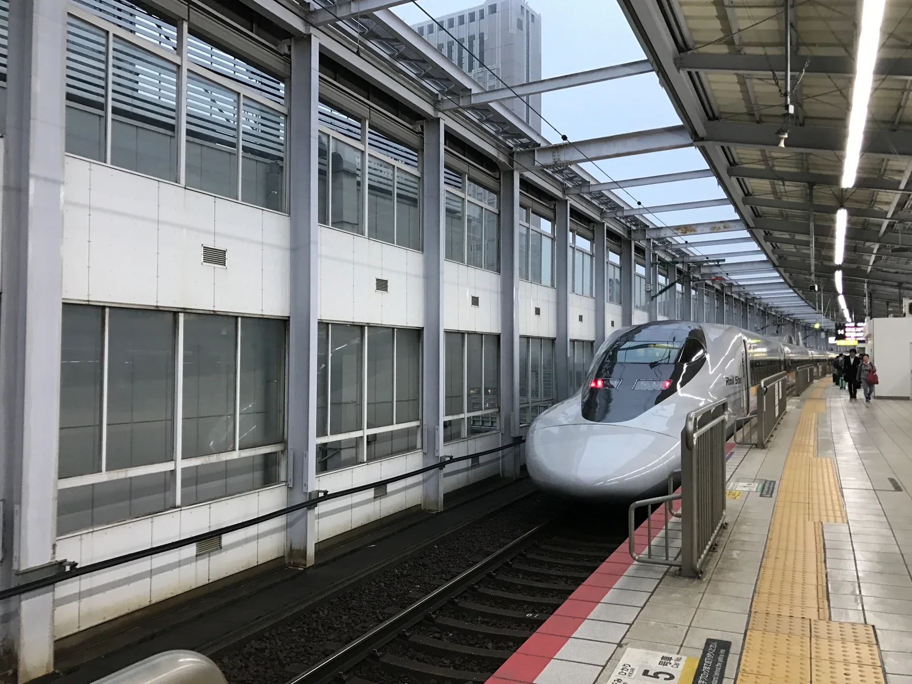 小倉站新幹線月台停靠一列白色新幹線列車