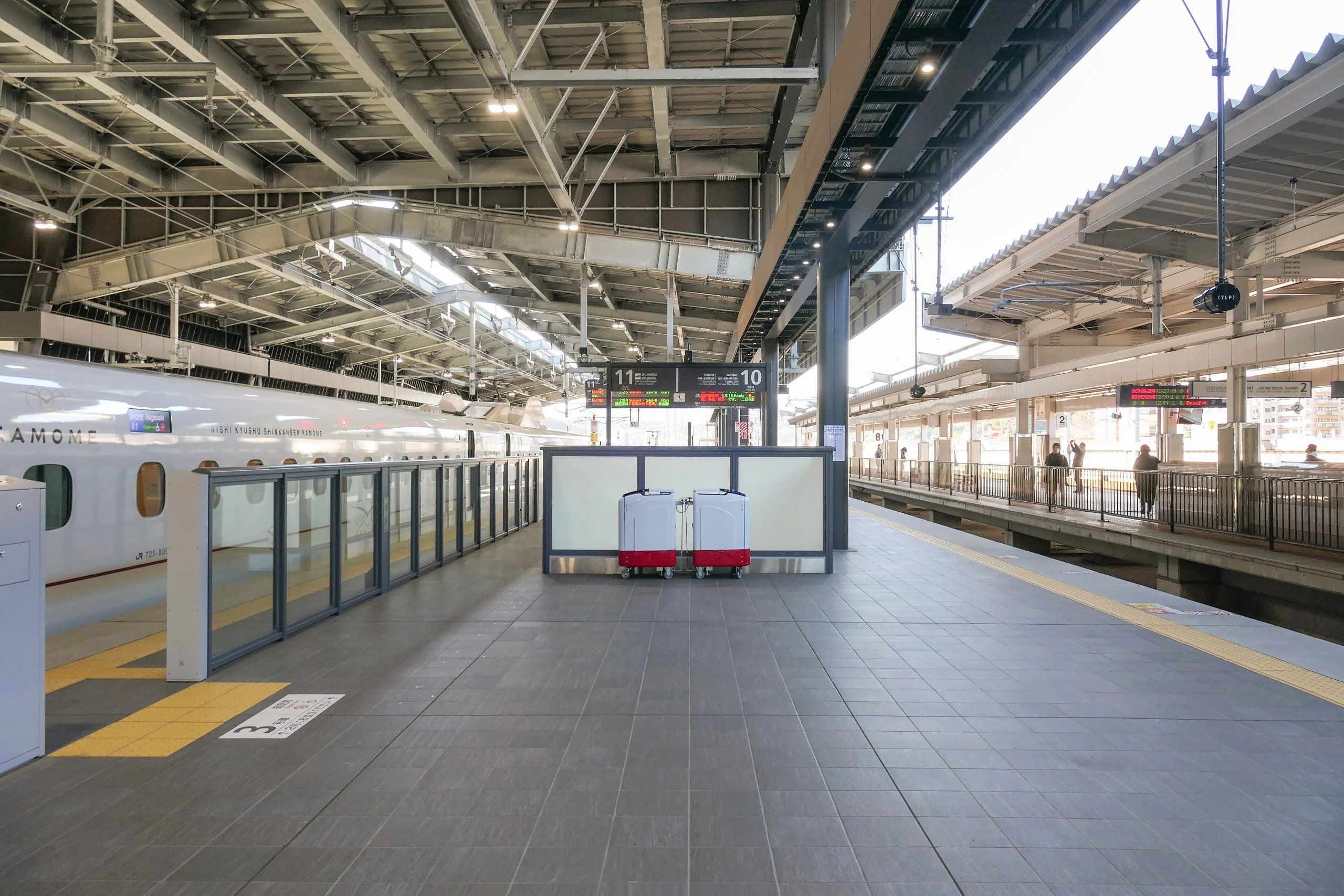 武雄溫泉站10及11號月台的西九州新幹線列車，對面為接續月台