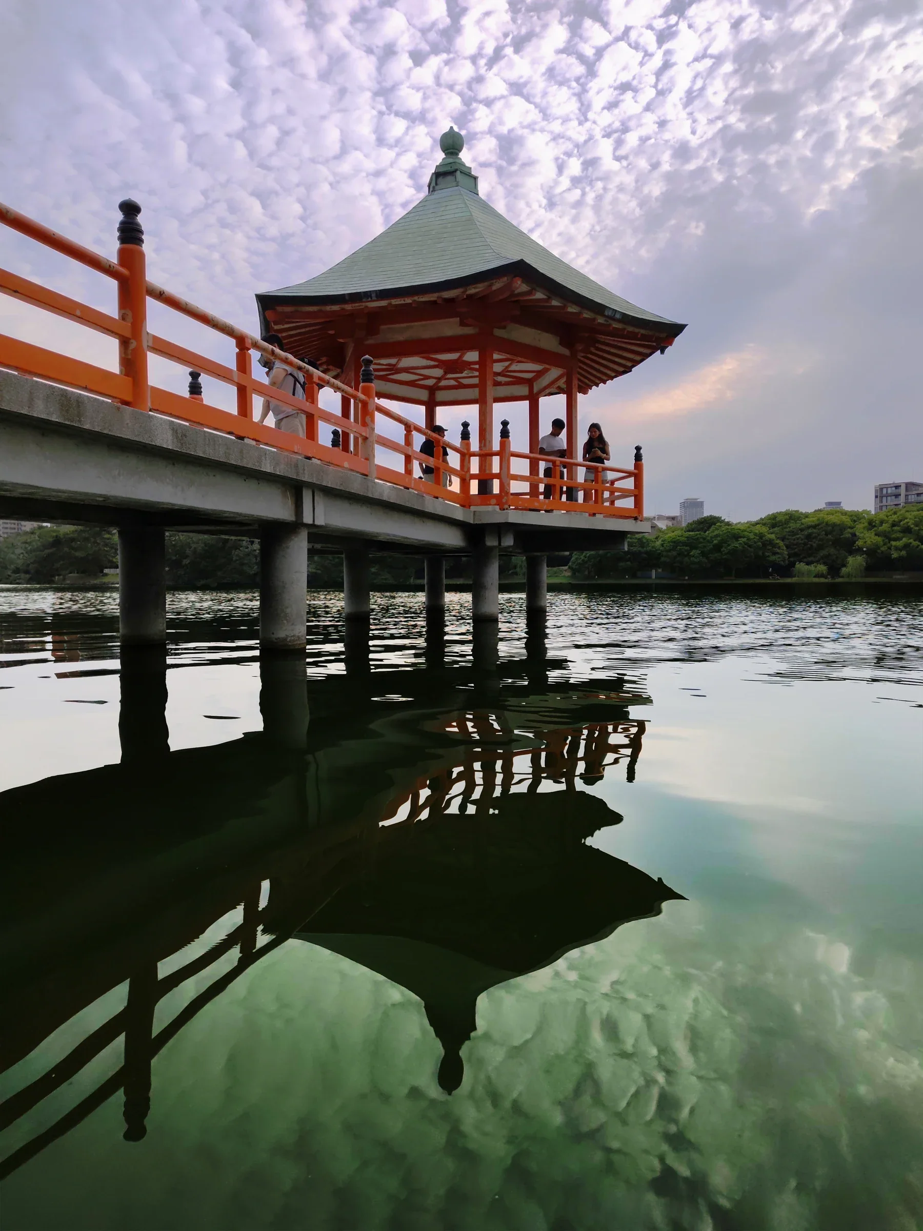 大濠公園浮見堂伸向湖面的橋身與水面倒影