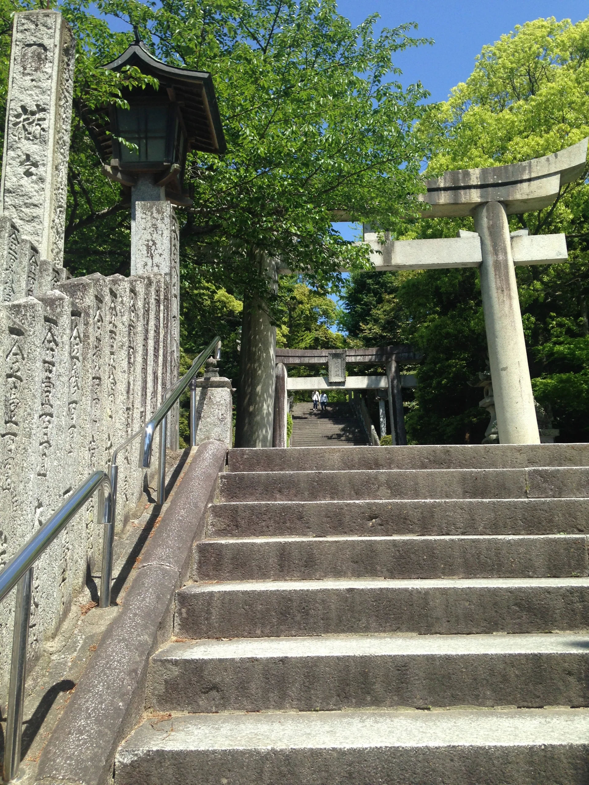 宮地嶽神社參道石階與鳥居，前往主殿會經過的入口路段