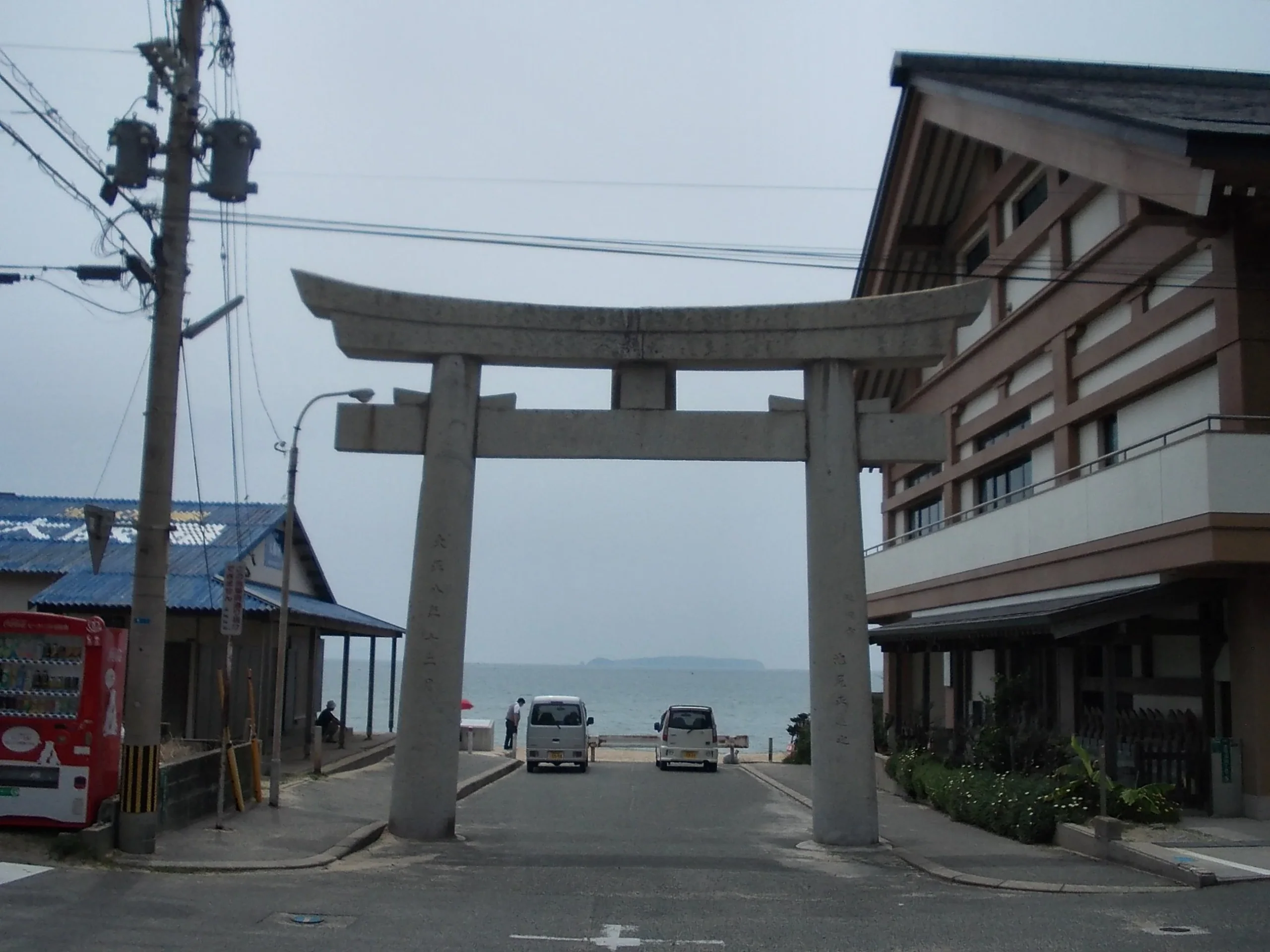 宮地浜入口的宮地嶽神社外鳥居，前方道路通往海岸