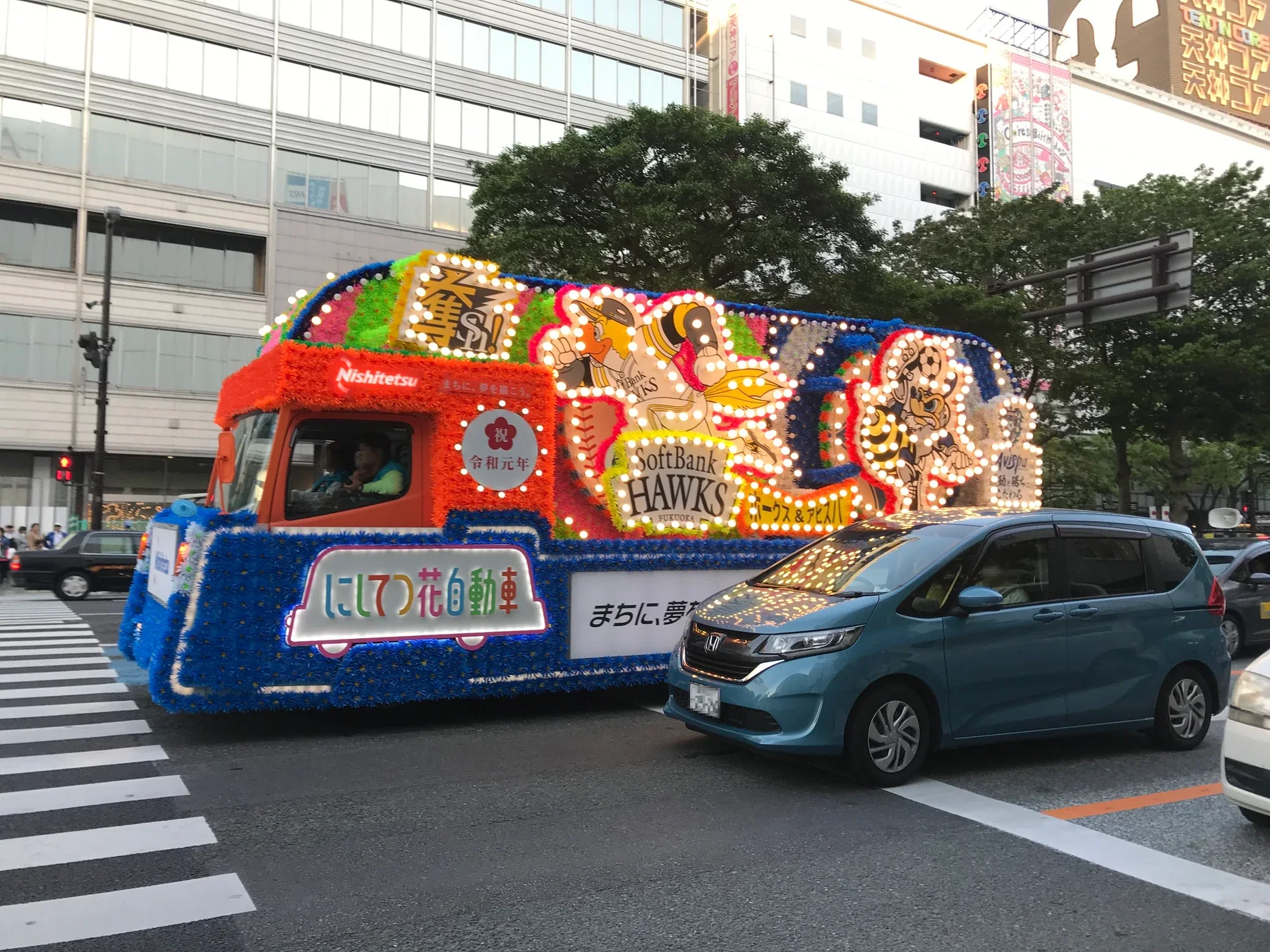 2019年博多どんたく期間行經天神的西鐵花自動車