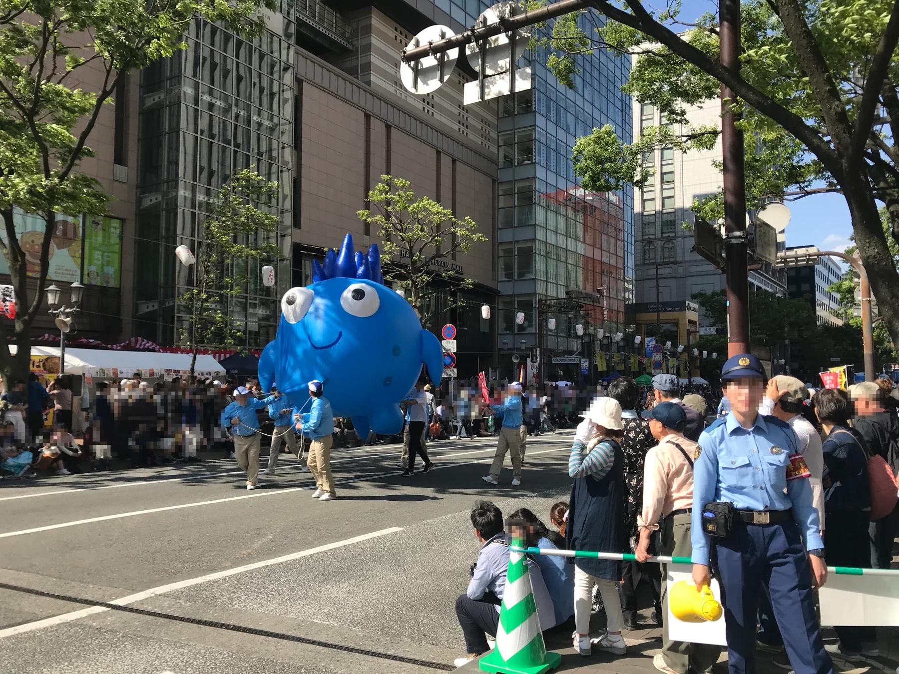 2018年博多どんたく期間，明治通上的遊行隊伍與街道人潮