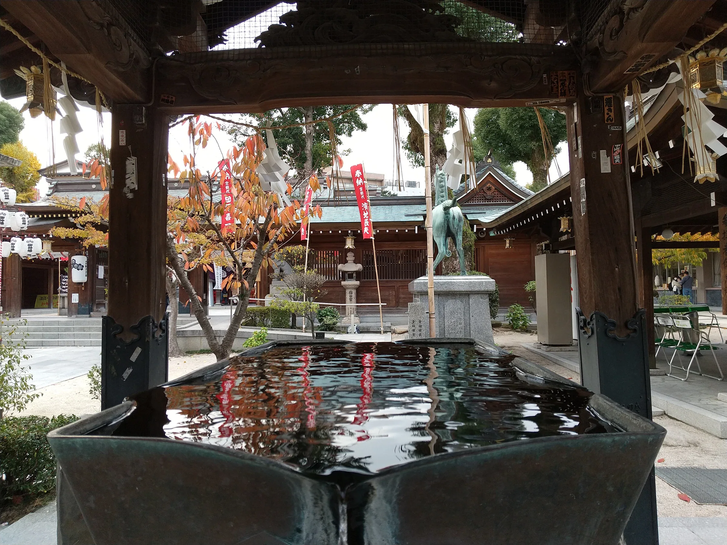 櫛田神社手水舎的石製手水鉢，後方是境內祭祀建築