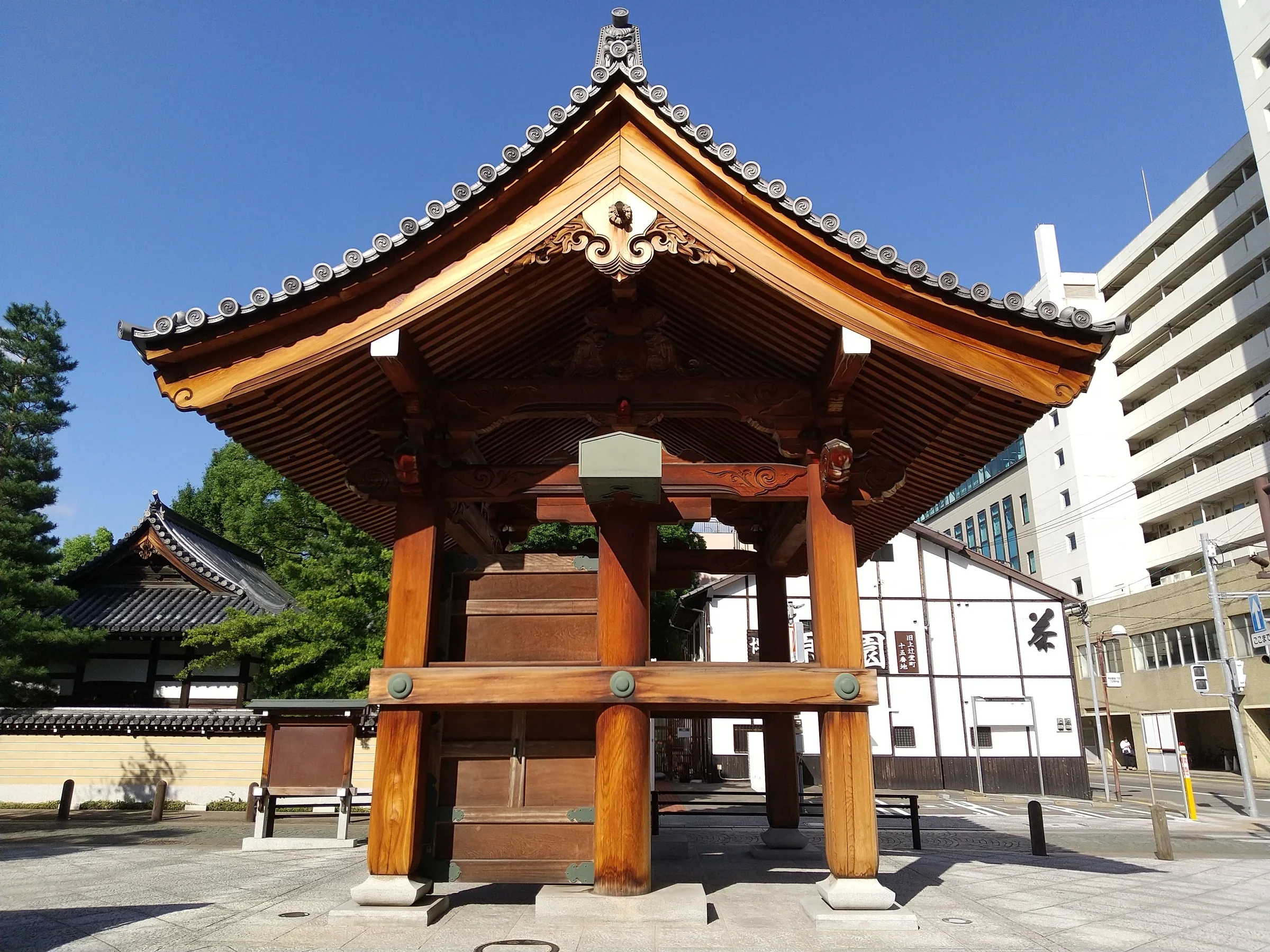 白天的博多千年門木造牌樓，門後接上博多舊市街街道