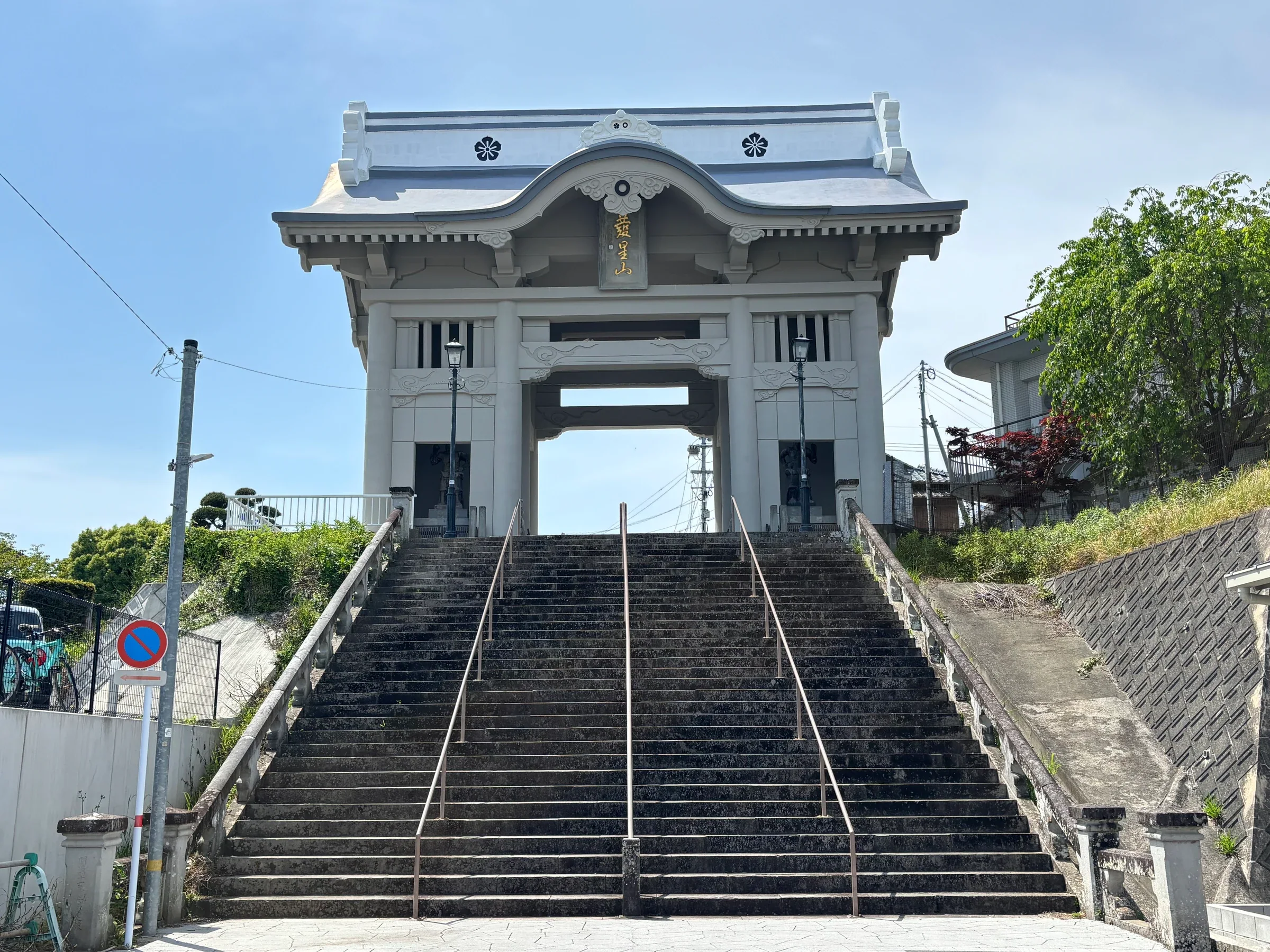 熊本本妙寺仁王門與門前石階，兩側扶手沿階梯向上延伸
