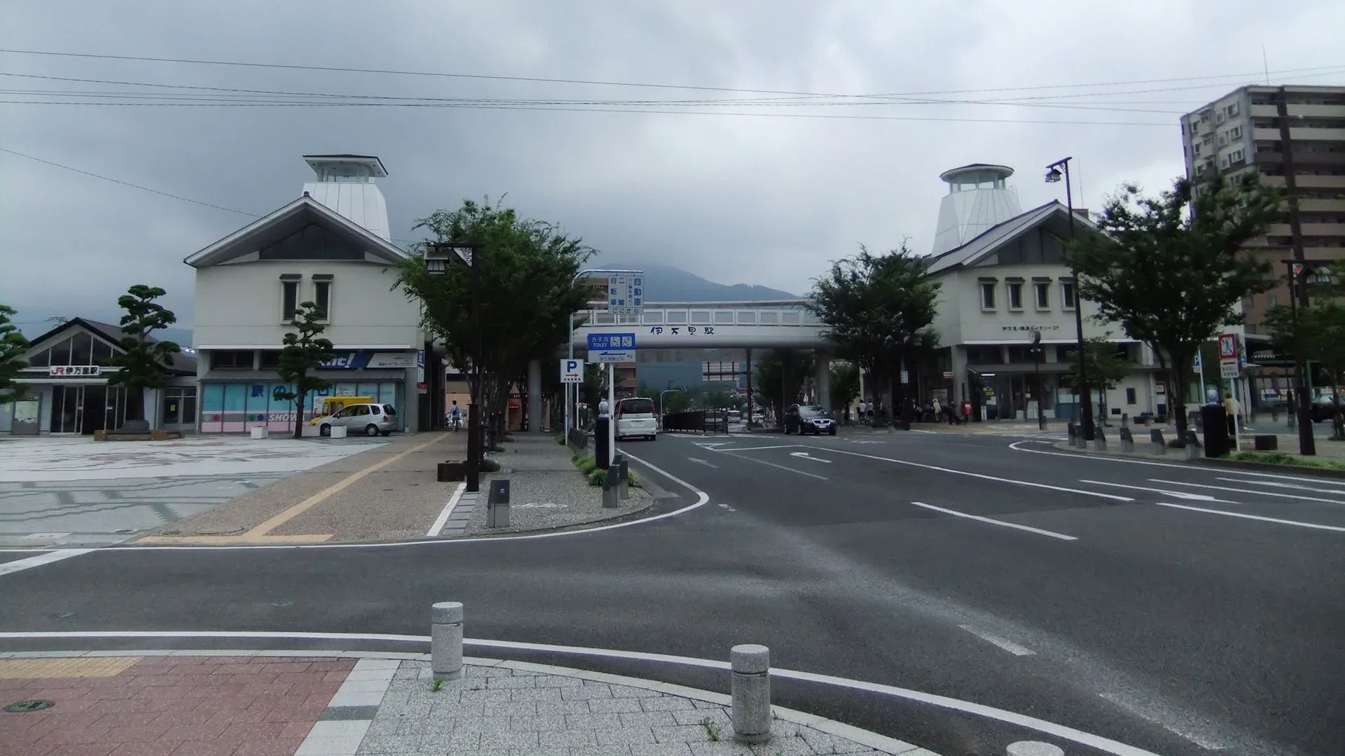 伊万里站兩側的 JR 九州與松浦鐵道站舍，前方為車站廣場道路
