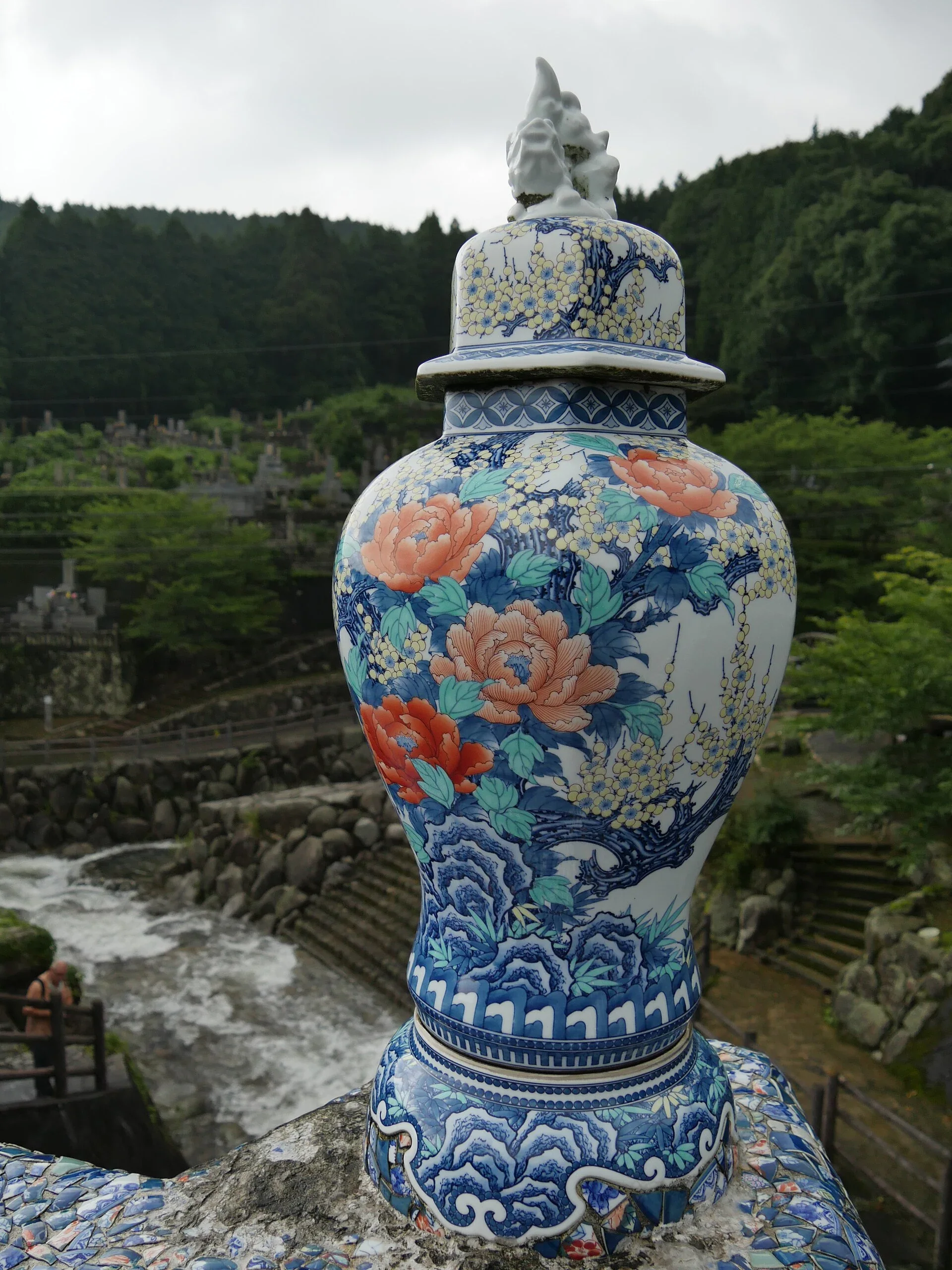 大川內山山谷中的鍋島燒彩繪瓷瓶