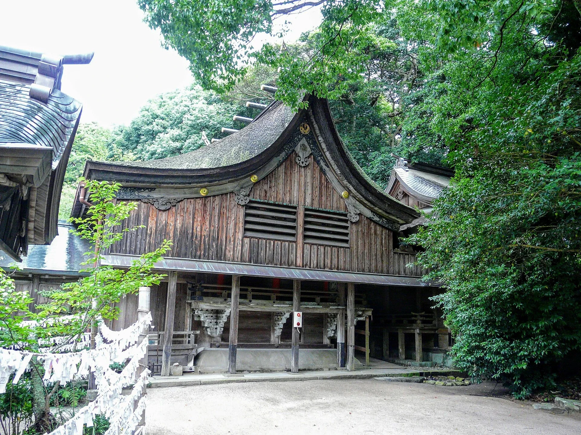 糸島櫻井神社本殿木造屋頂與參拜區