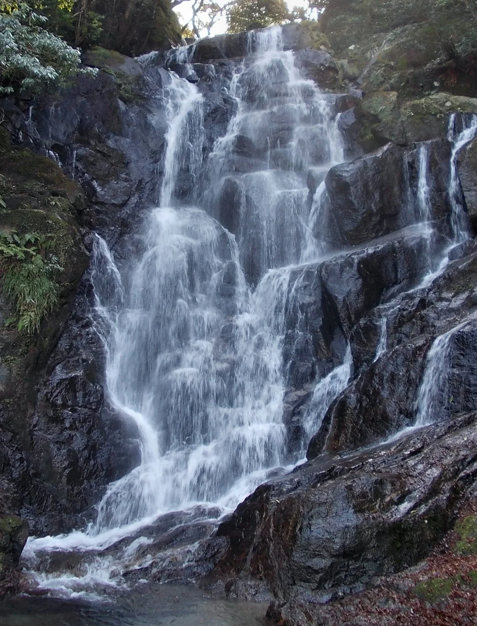糸島白糸瀑布沿岩壁分流而下