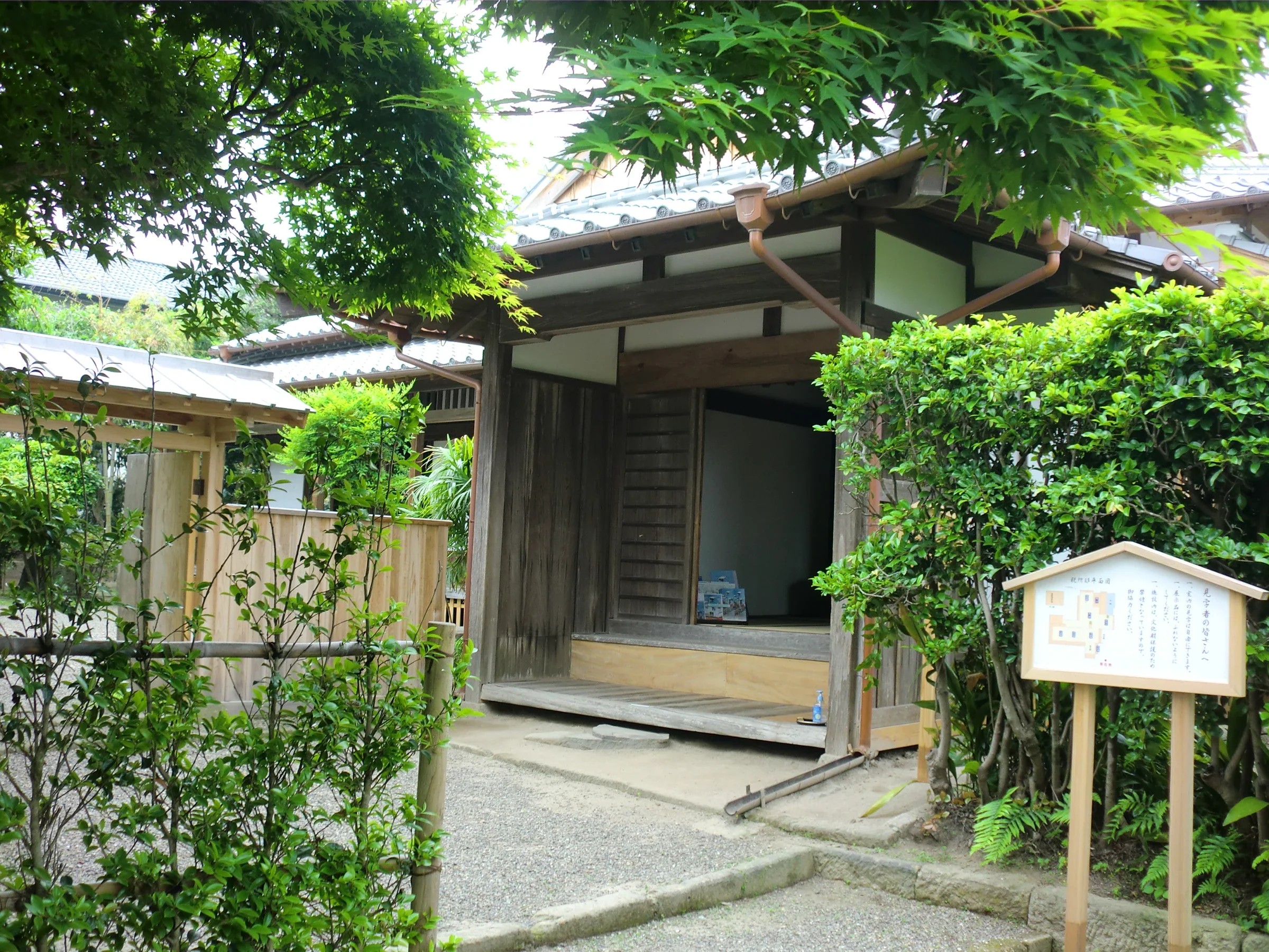 出水麓稅所邸木造屋舍與庭院楓樹，展示傳統宅院的室外環境