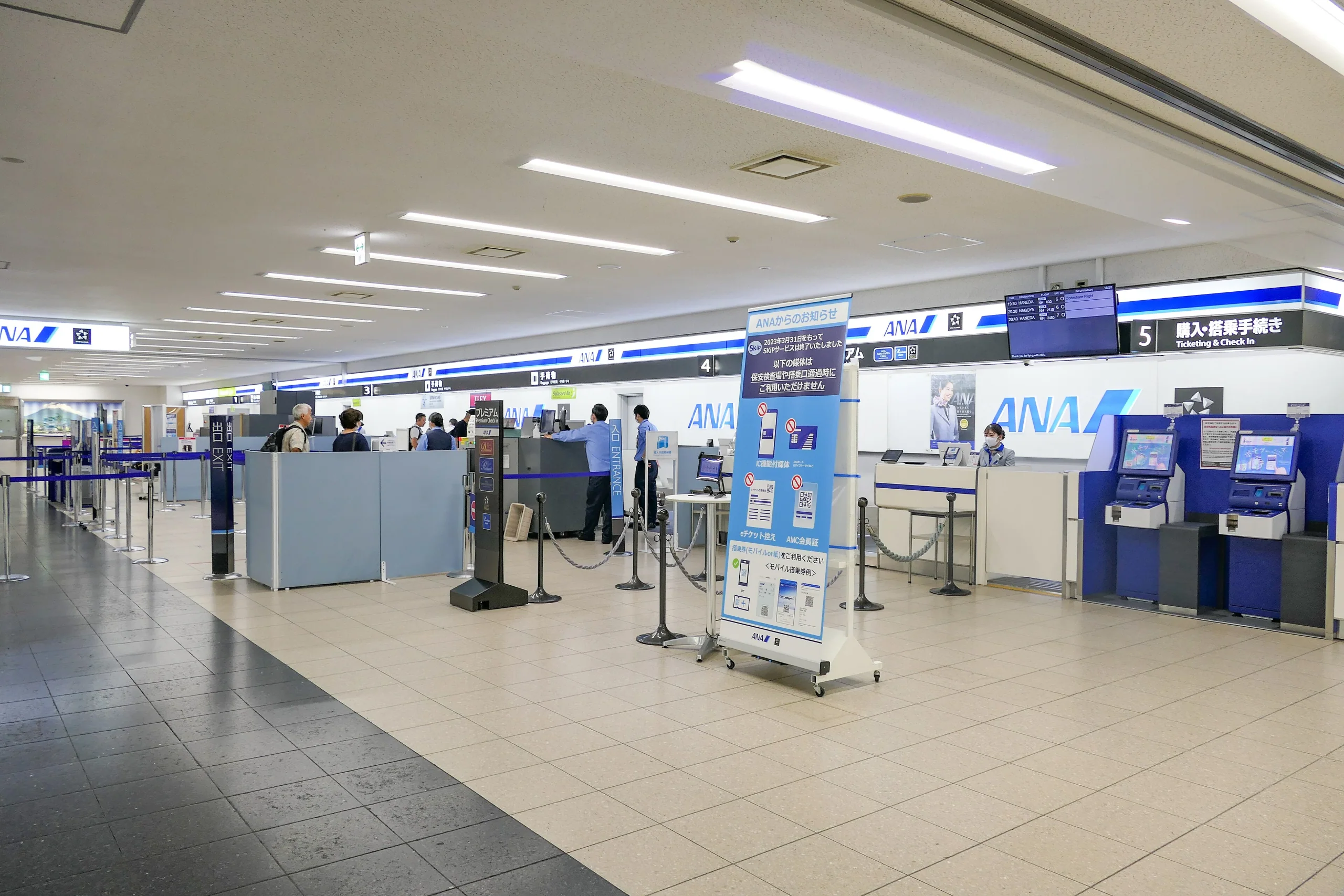鹿兒島機場國內線報到櫃檯與自助服務區