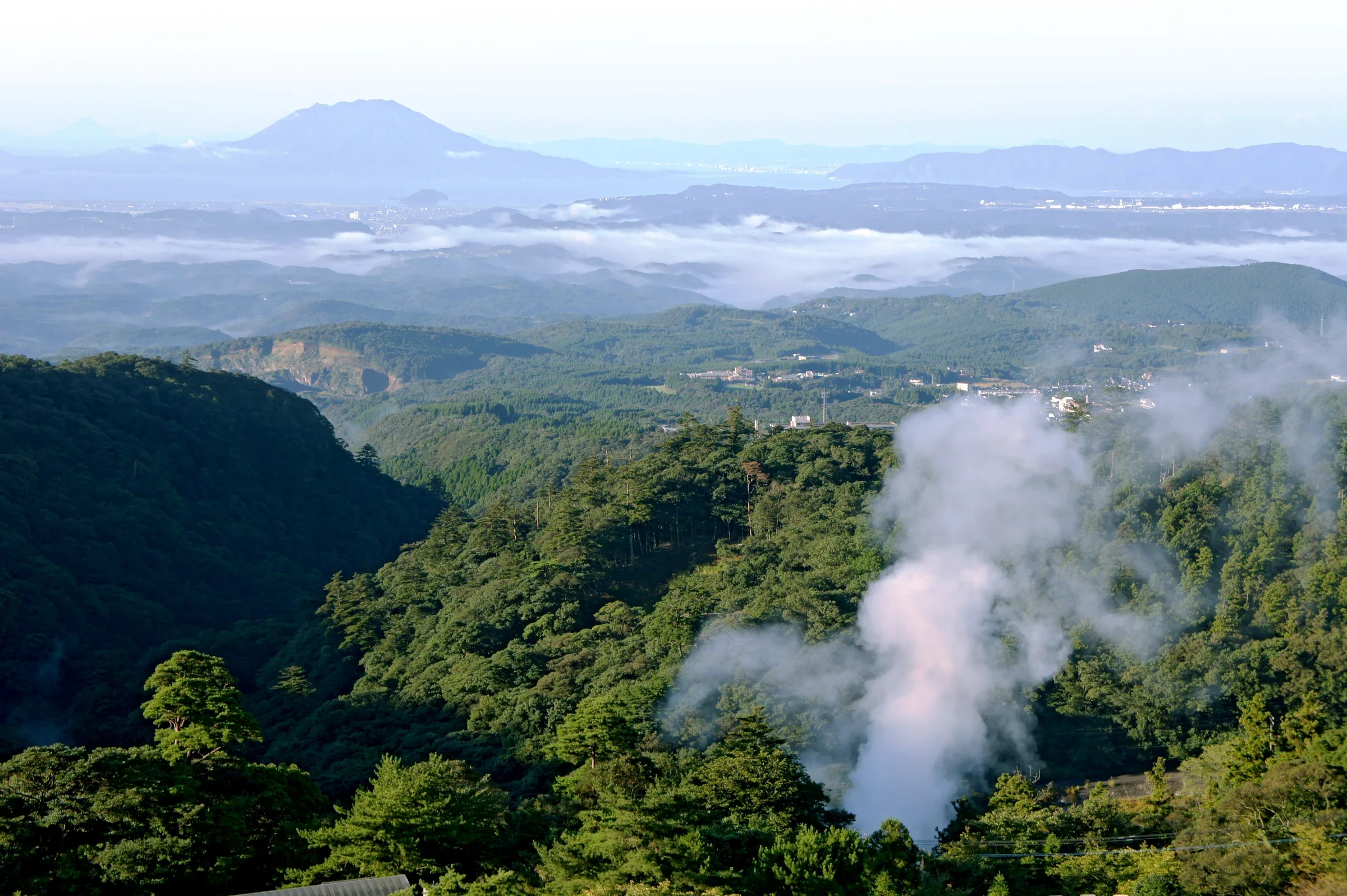 霧島溫泉鄉山林與溫泉蒸氣景觀